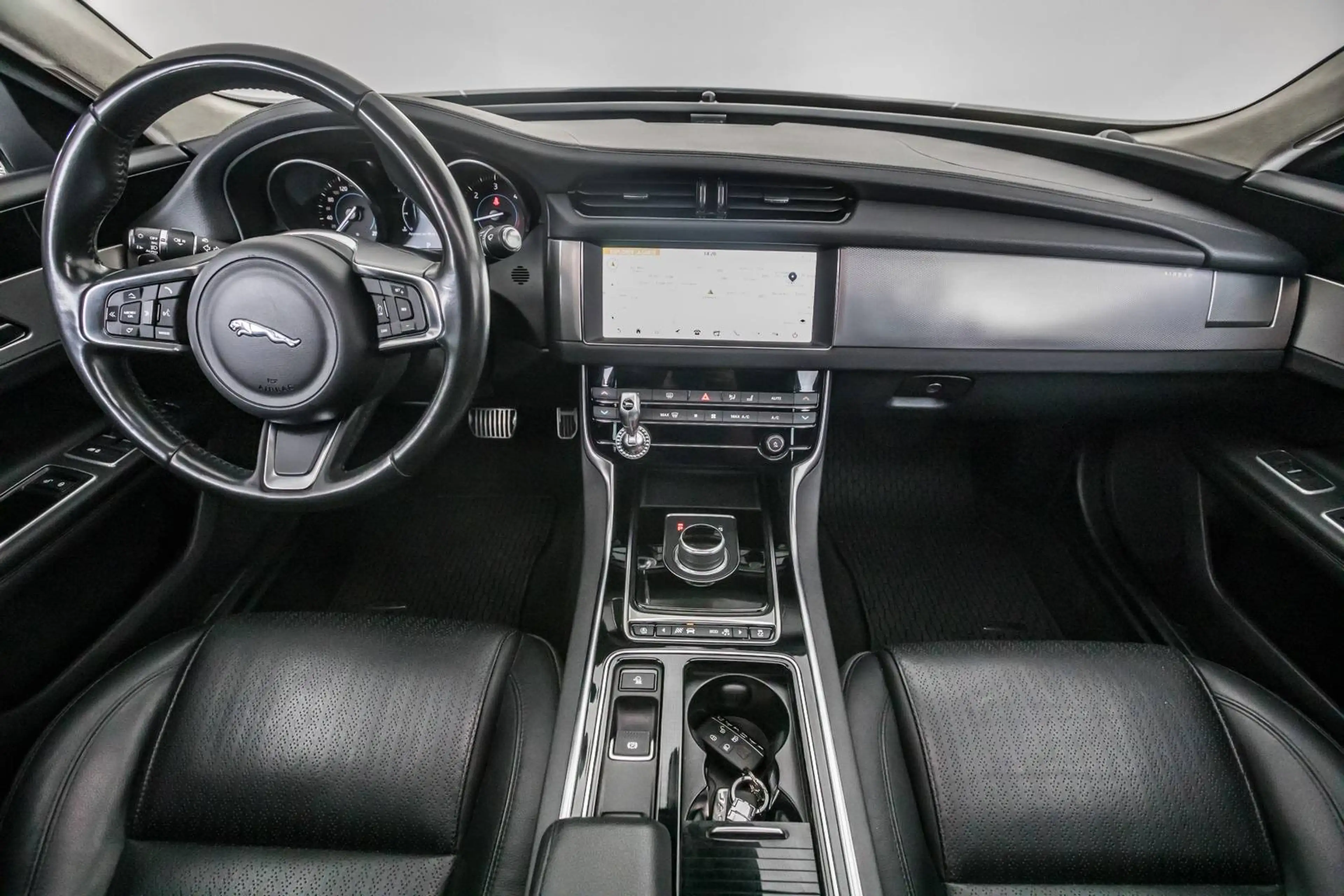 Jaguar XF 2.0 D — photo 10