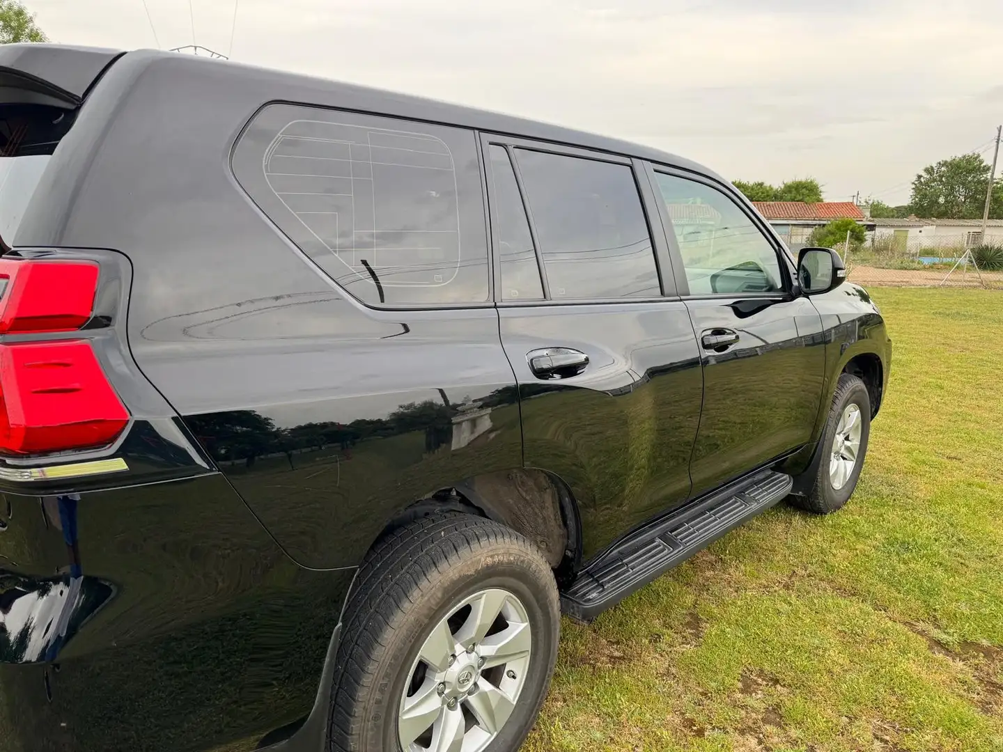 Toyota Land Cruiser D-4D VX Aut. Černá - 1