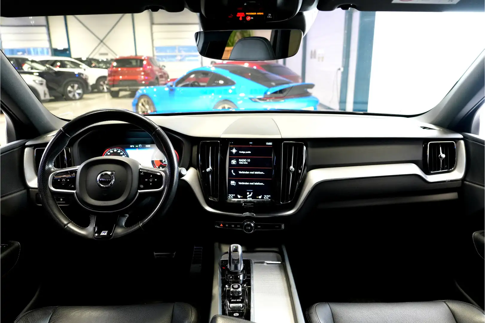 Volvo XC60 2.0 T8 AWD 299kW/407pk Aut8 Twin Engine R-Design L Zwart - 2