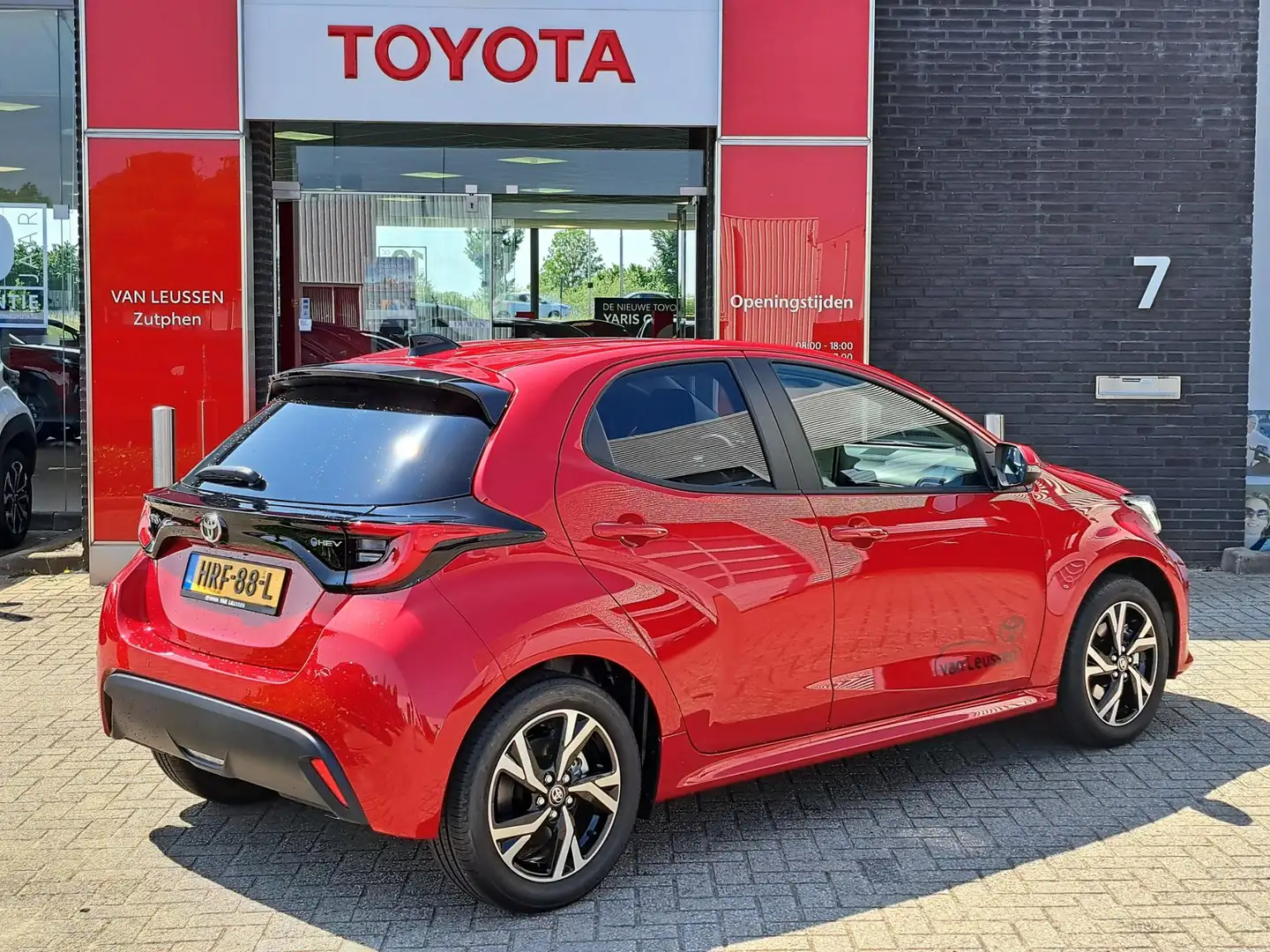Toyota Yaris 1.5 Hybrid 115 Dynamic COMFORT-PACK PDC BLIND-SPOT Rood - 2