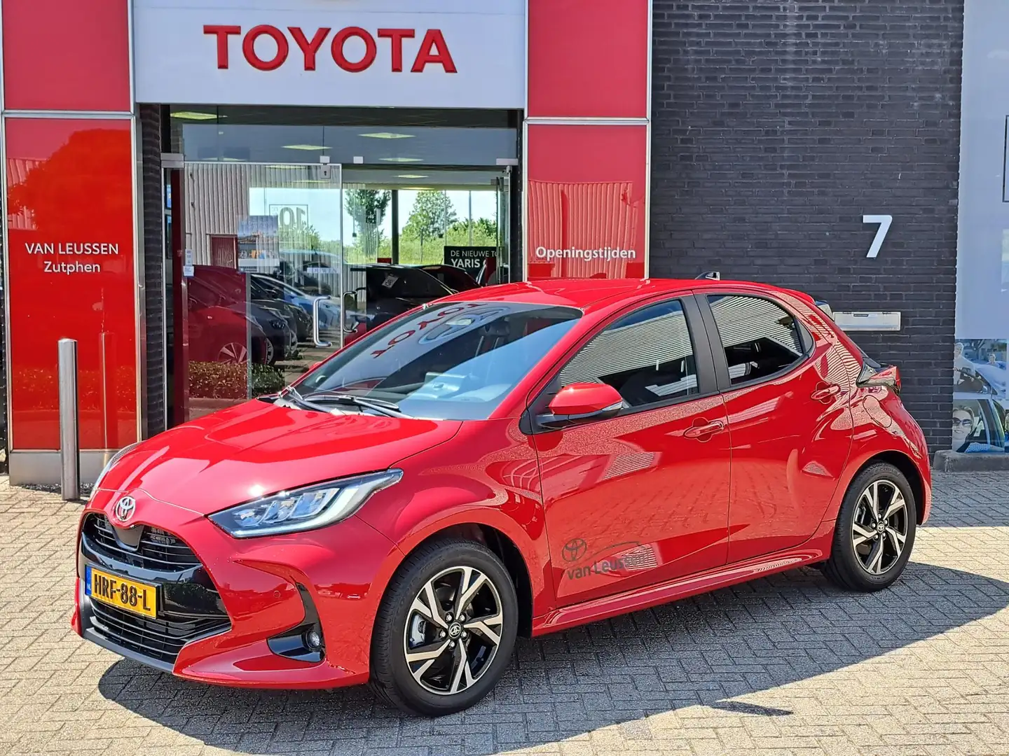 Toyota Yaris 1.5 Hybrid 115 Dynamic COMFORT-PACK PDC BLIND-SPOT Rood - 1