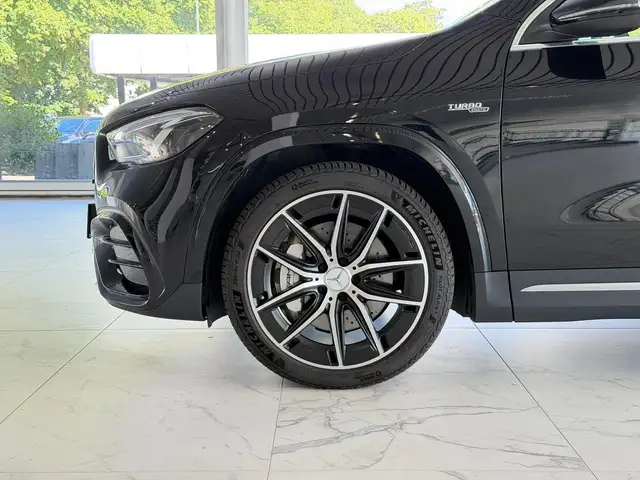 Mercedes-Benz GLA view 4
