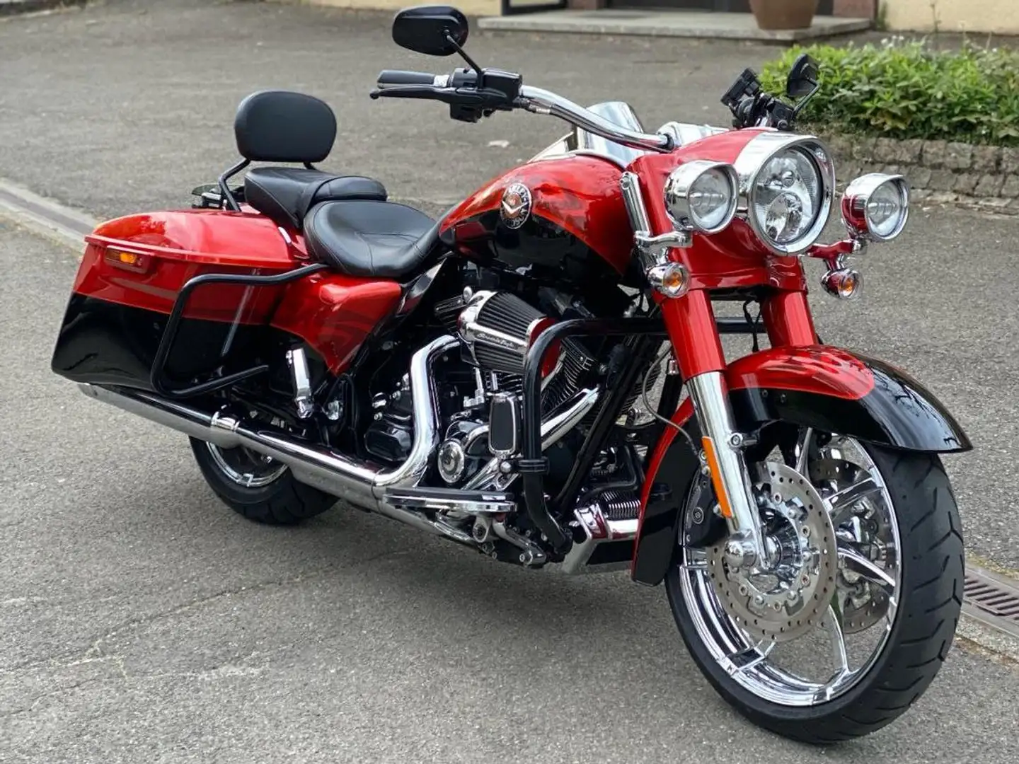 Harley-Davidson Road King FLHRSE CVO  110 Rojo - 1