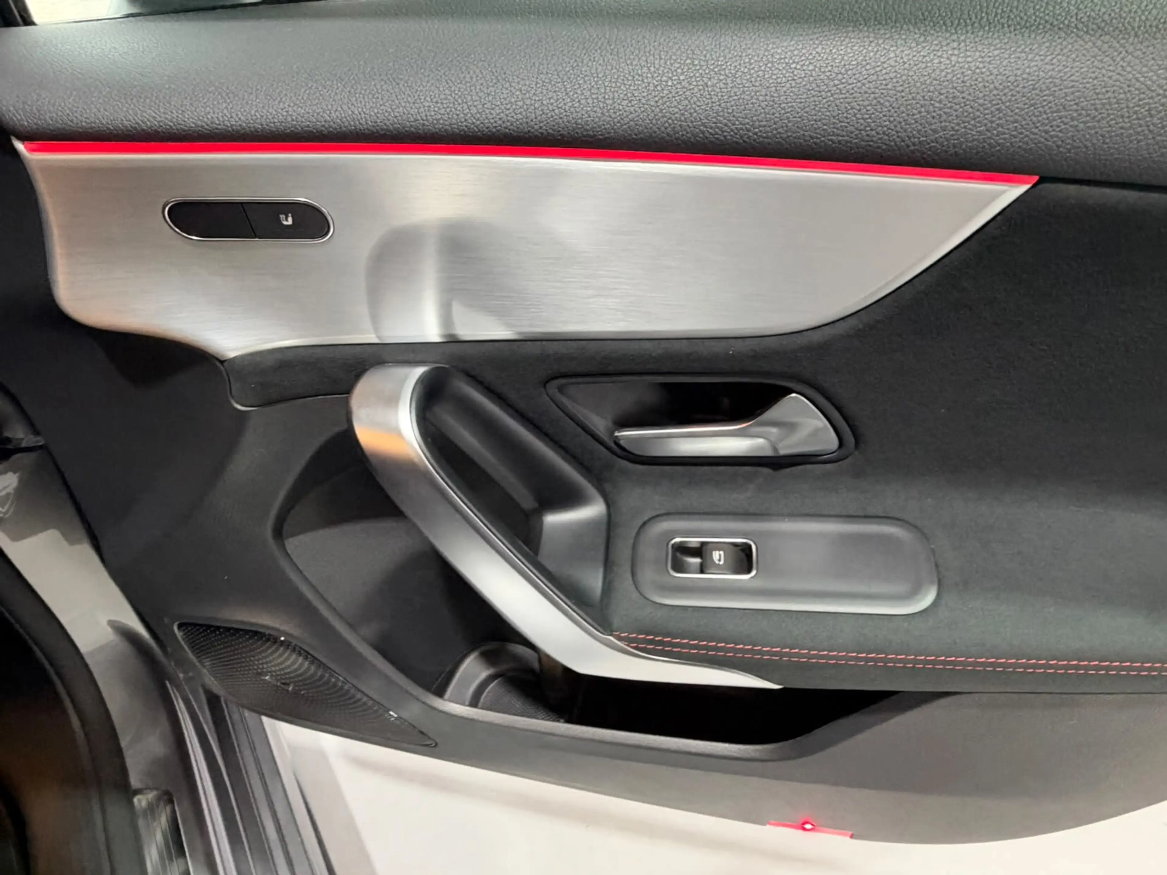 Mercedes-Benz A 250 e AMG Limited|PANO|Black Edition — photo 13