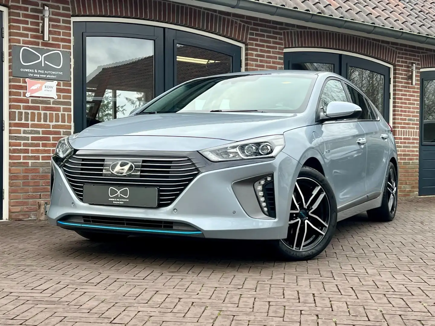 Hyundai IONIQ 1.6 GDi PHEV Premium | LEER | NAVIGATIE | CAMERA | Grijs - 1