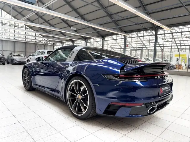 Porsche 911 view 4