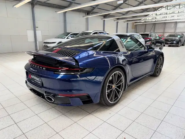 Porsche 911 view 10