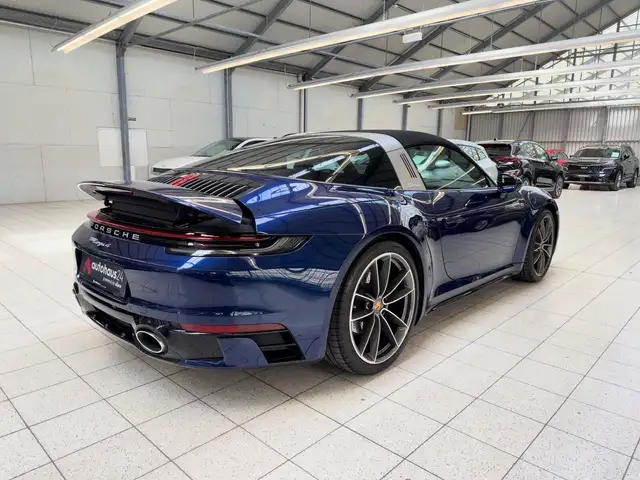 Porsche 911 view 5