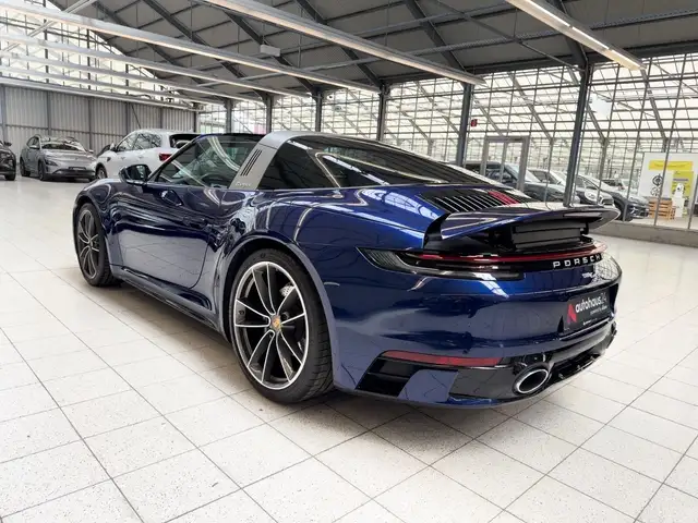 Porsche 911 view 9