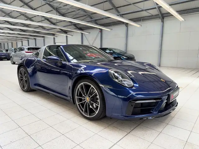Porsche 911 view 7