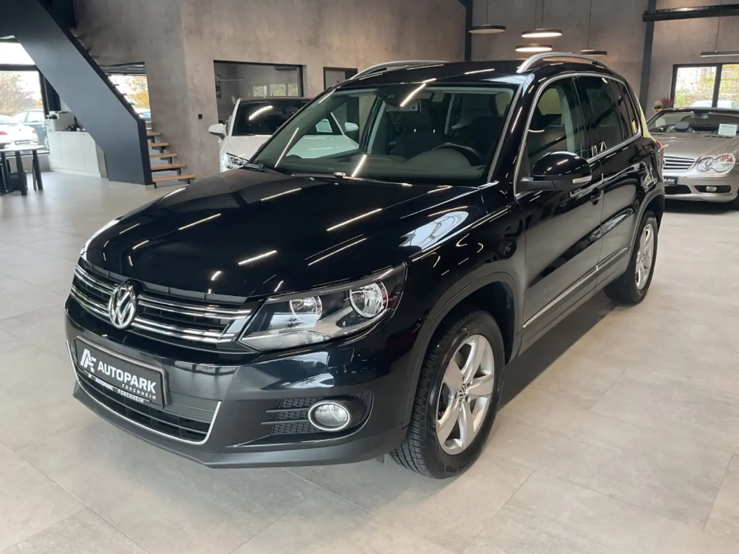 Volkswagen Tiguan 1.4 TSI Sport & Style AHK Navi Sitzh. PDC Schwarz - 1