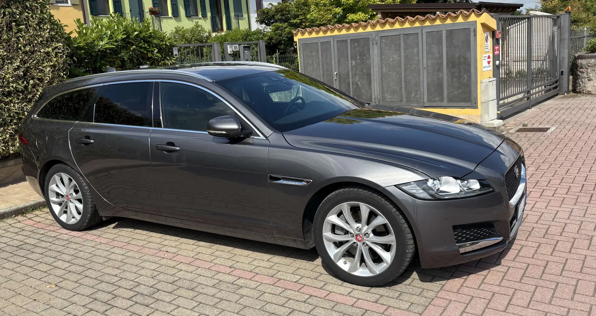 Jaguar XF Sportbrake 2.0d i4 Prestige Business Edition awd 1 - 2