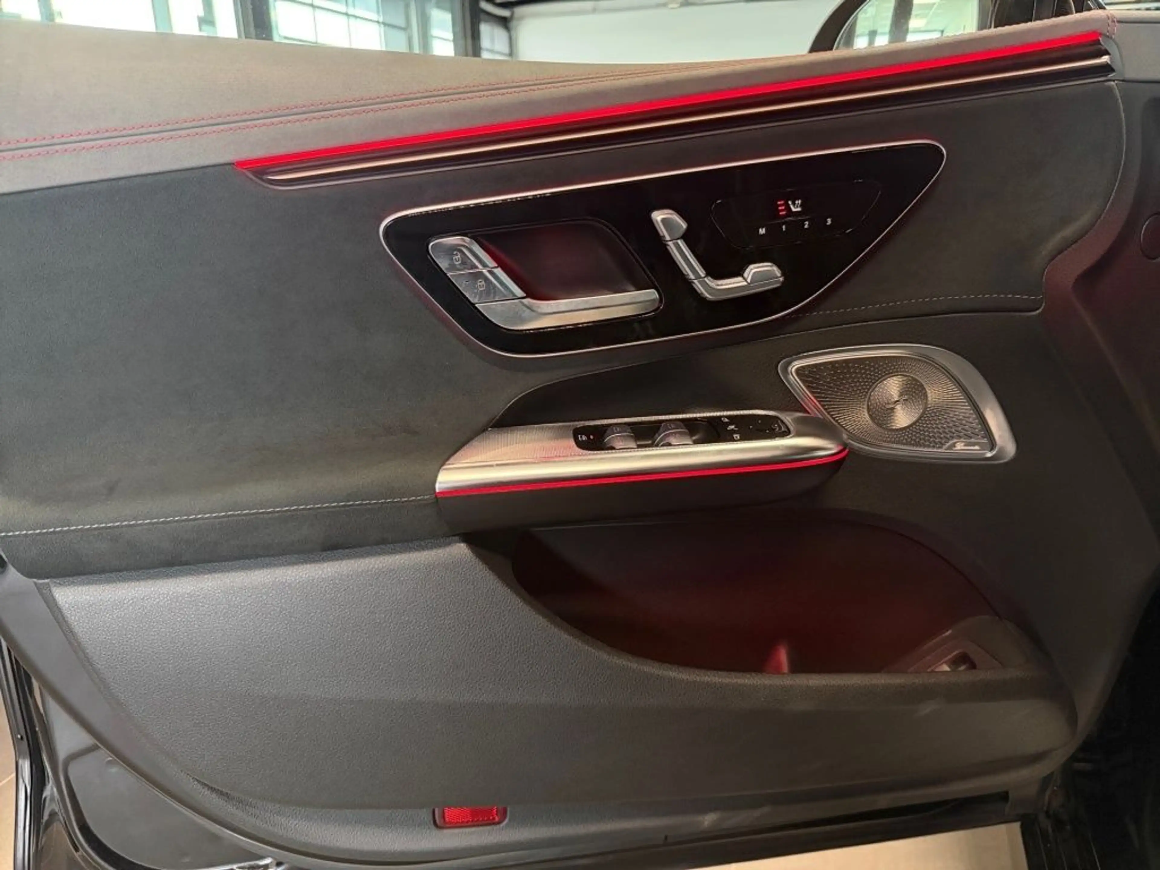 Mercedes-Benz EQE 350 4M AMG Night,DiG.L,AIRMATIC,HuD,BURM®3D — photo 4