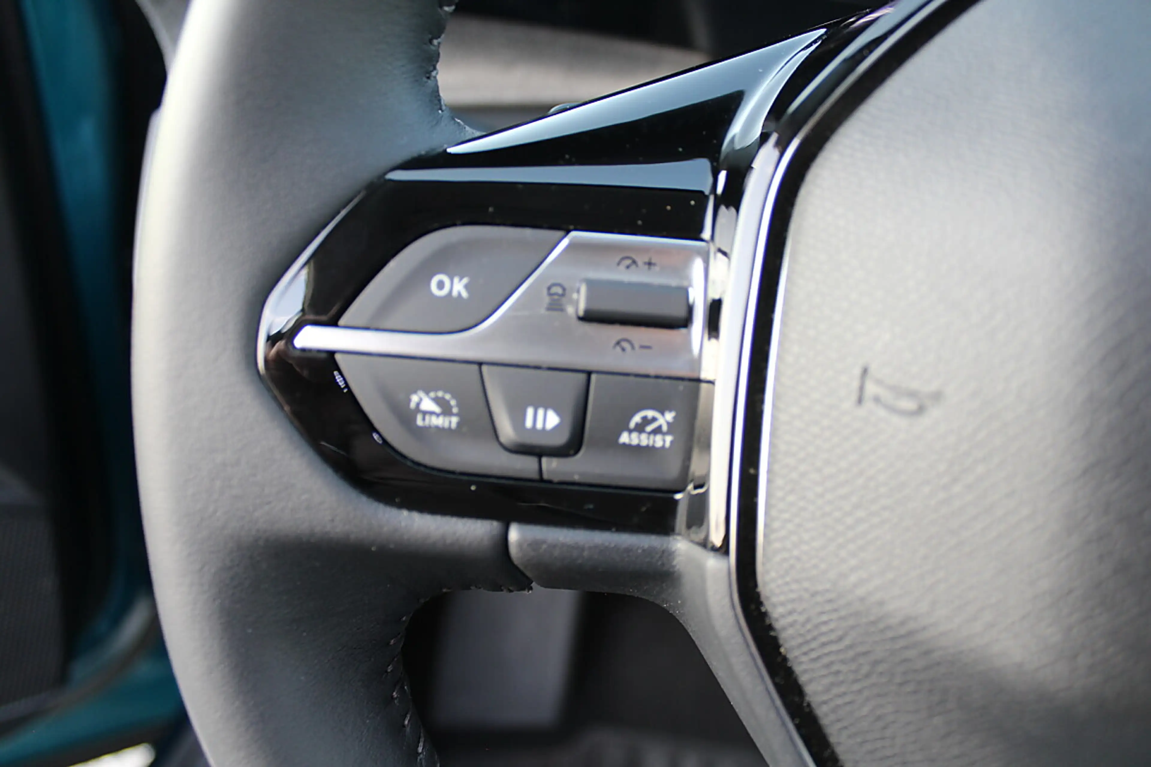 Peugeot 408 HEV 136 e-DCS6 Allure — photo 12