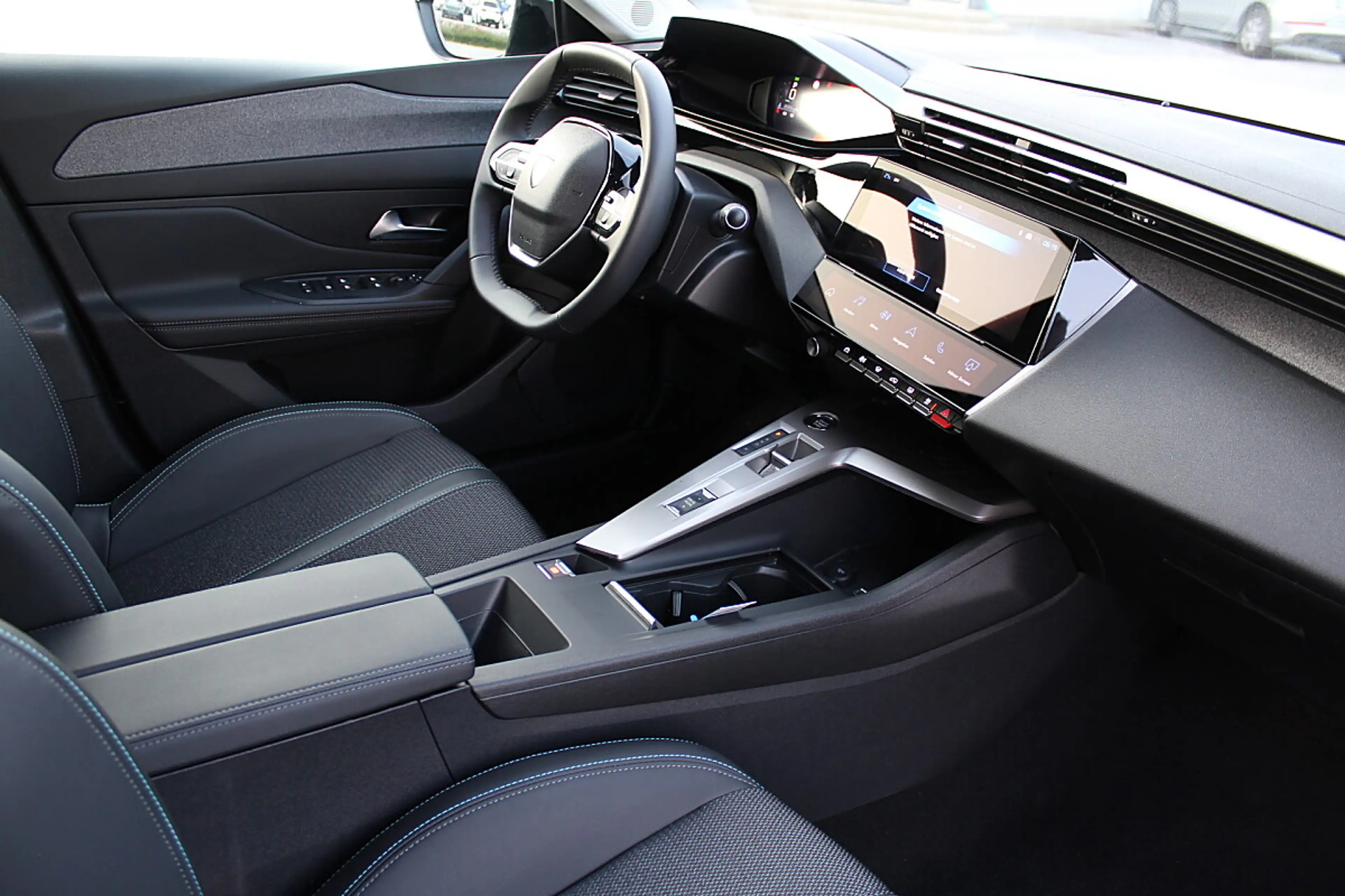 Peugeot 408 HEV 136 e-DCS6 Allure — photo 11