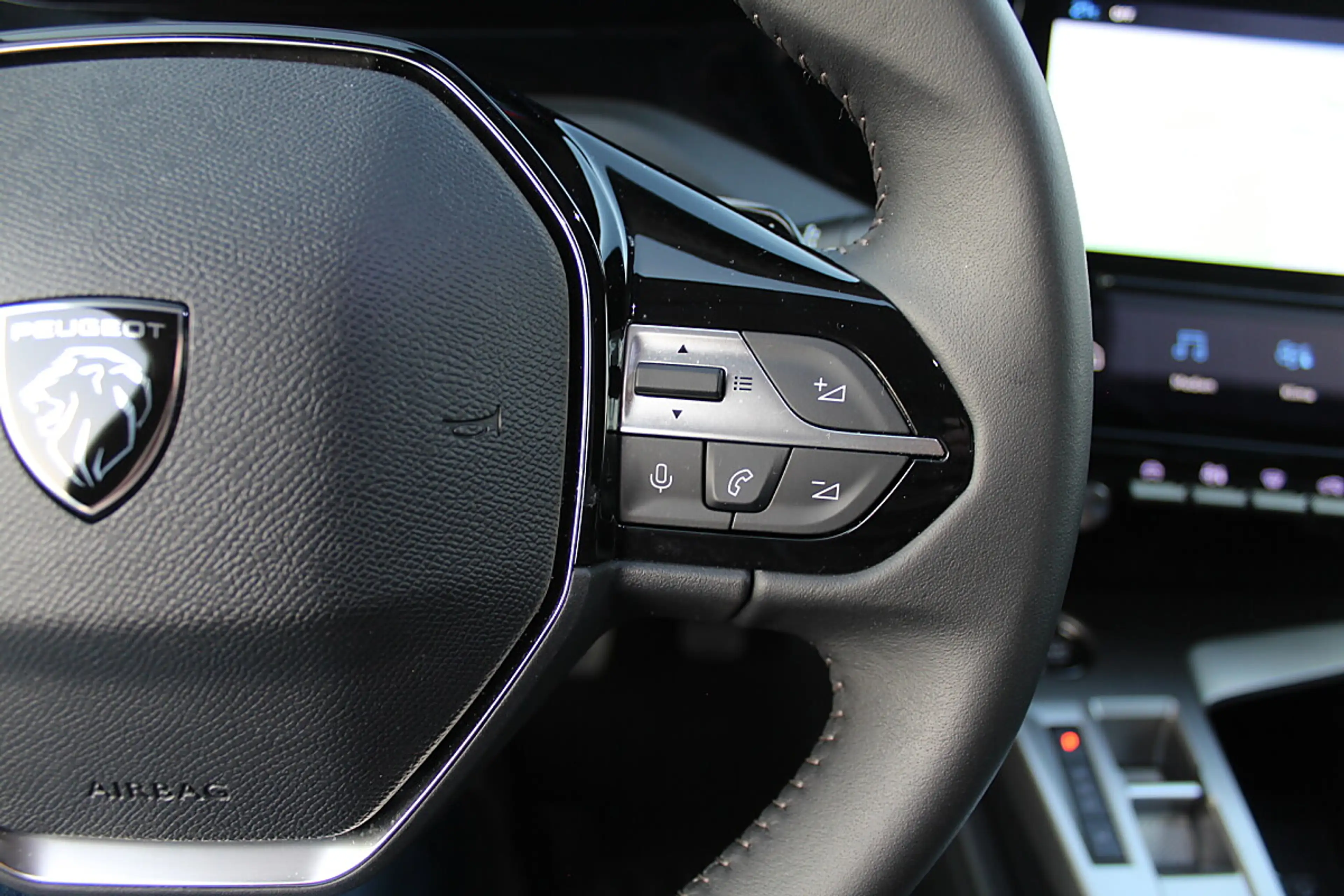 Peugeot 408 HEV 136 e-DCS6 Allure — photo 13