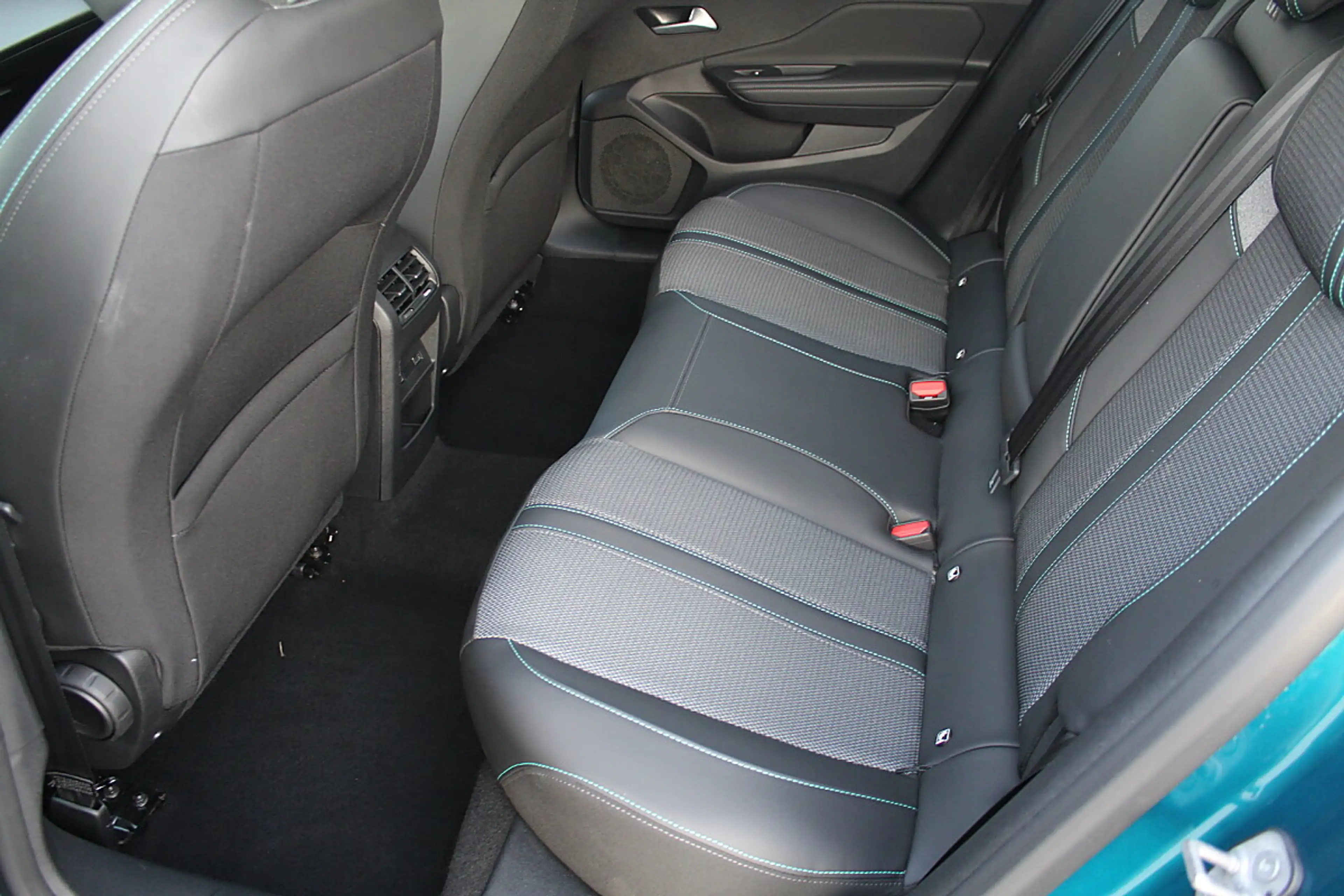 Peugeot 408 HEV 136 e-DCS6 Allure — photo 9