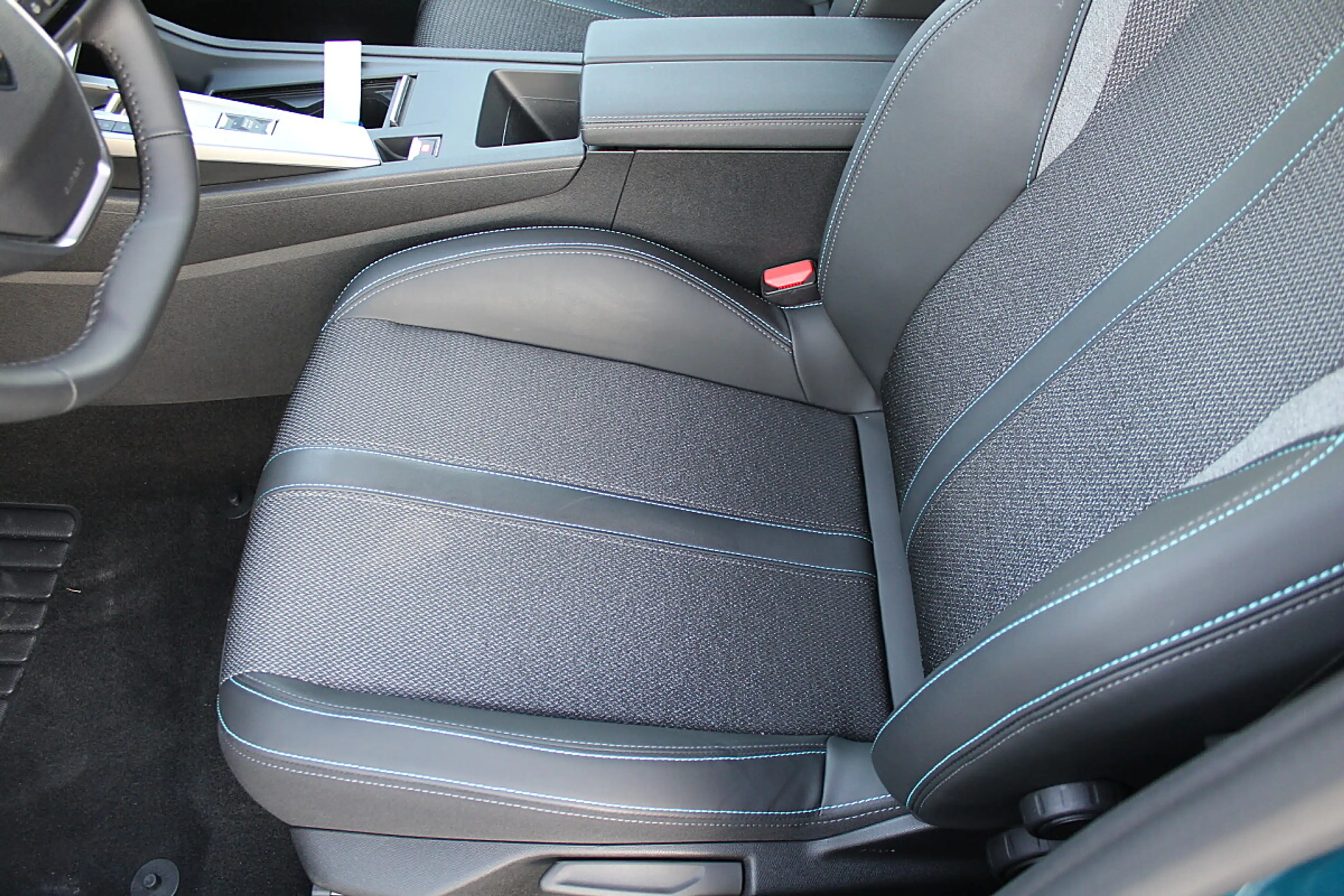 Peugeot 408 HEV 136 e-DCS6 Allure — photo 8