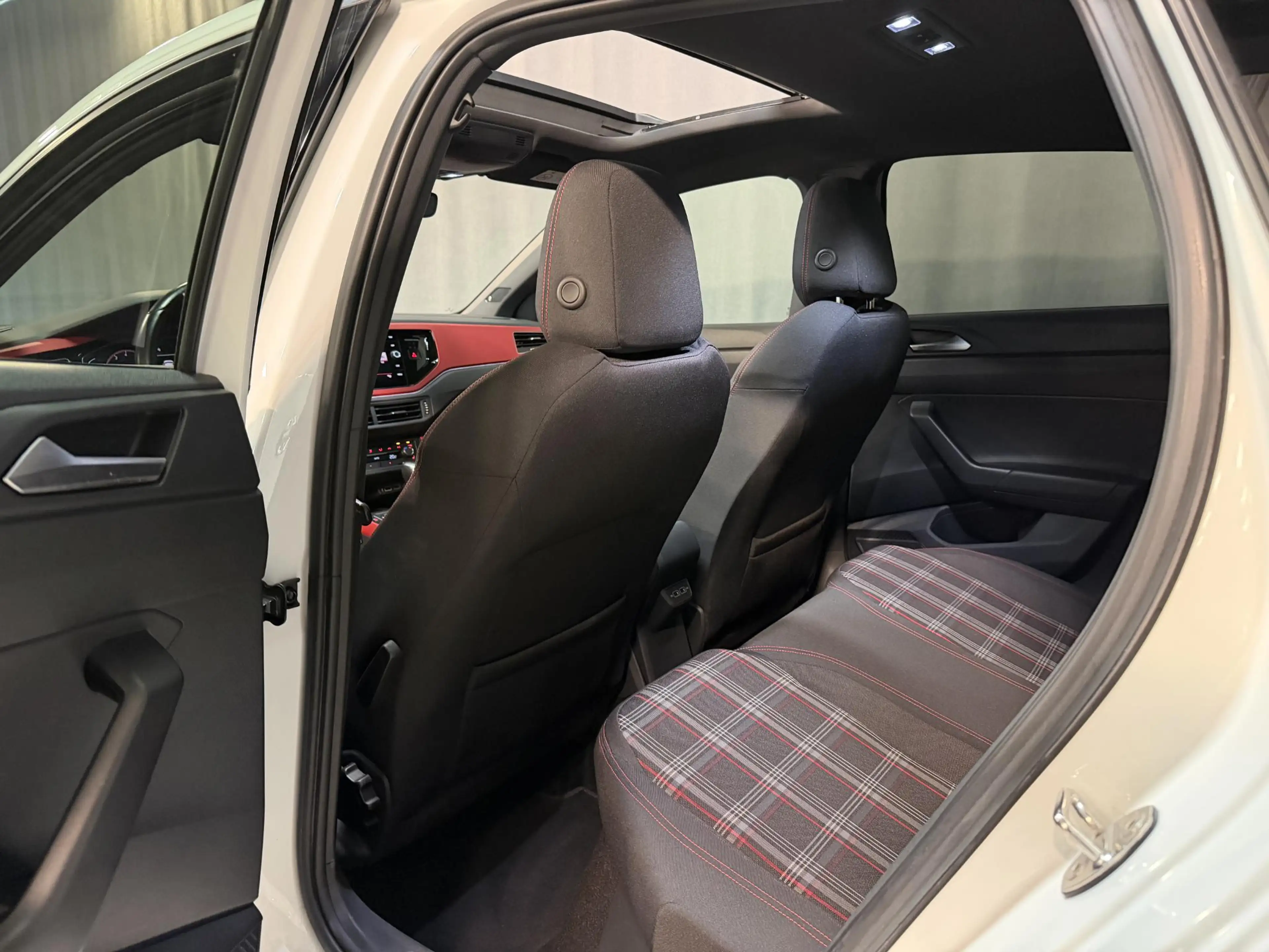 Volkswagen Polo GTI 2.0 TSI 17"/Panoramadak/Stoelverwarming/Keyless/Vi — photo 35