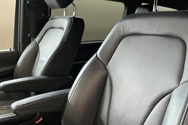 Mercedes-Benz V-Class view 11