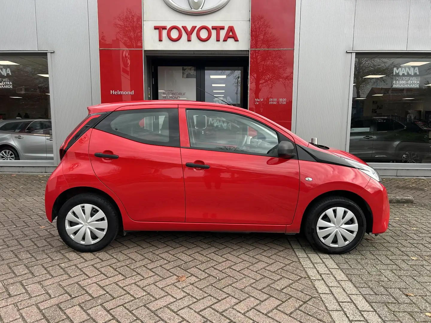 Toyota Aygo 1.0 VVT-i x-fun Rood - 2