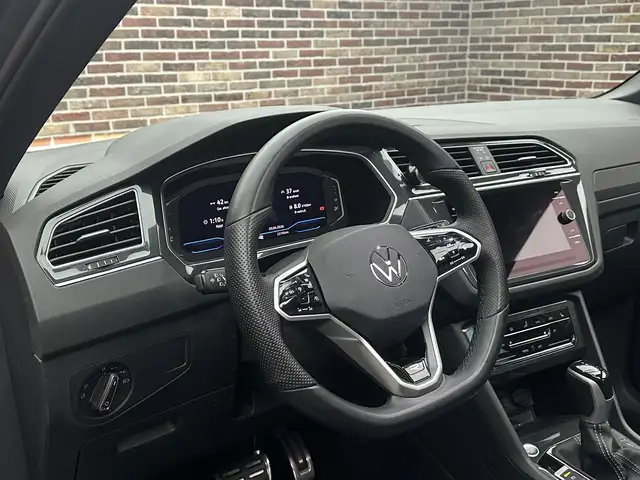 Volkswagen Tiguan view 3