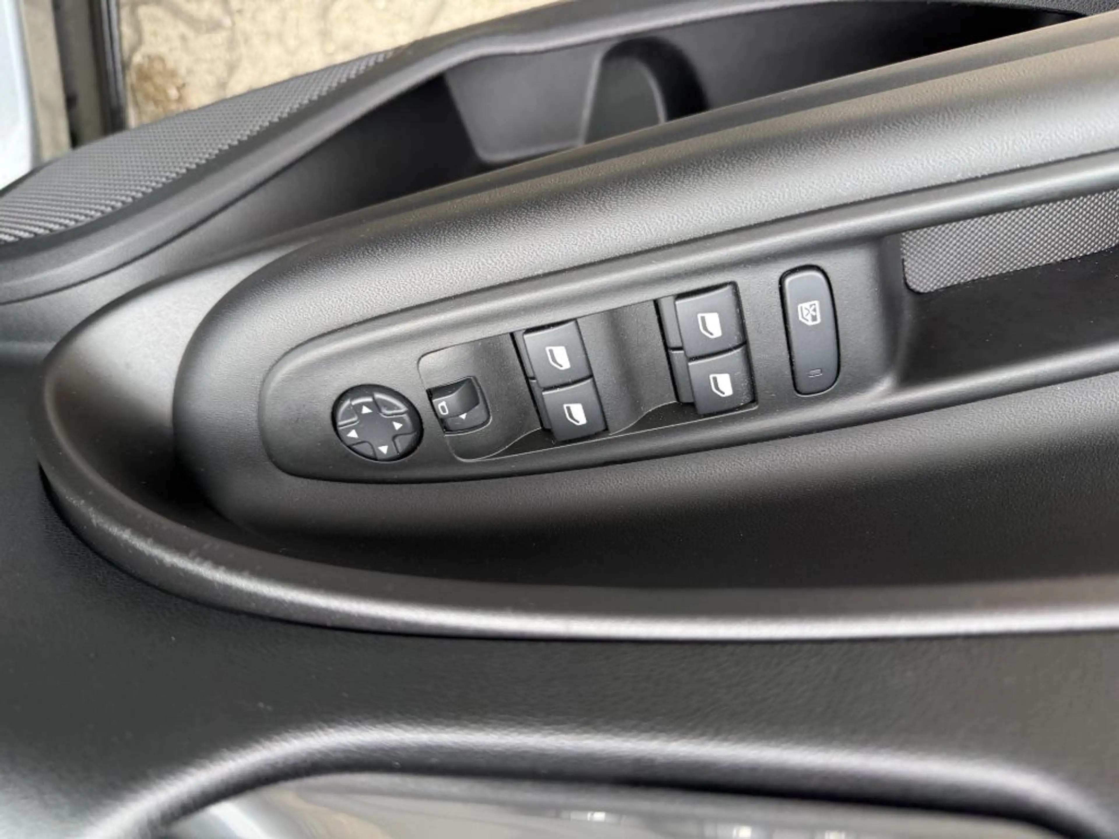 Jeep Avenger 1.2 GSE T3 Turbo-Benzin GDI Altitude — photo 15