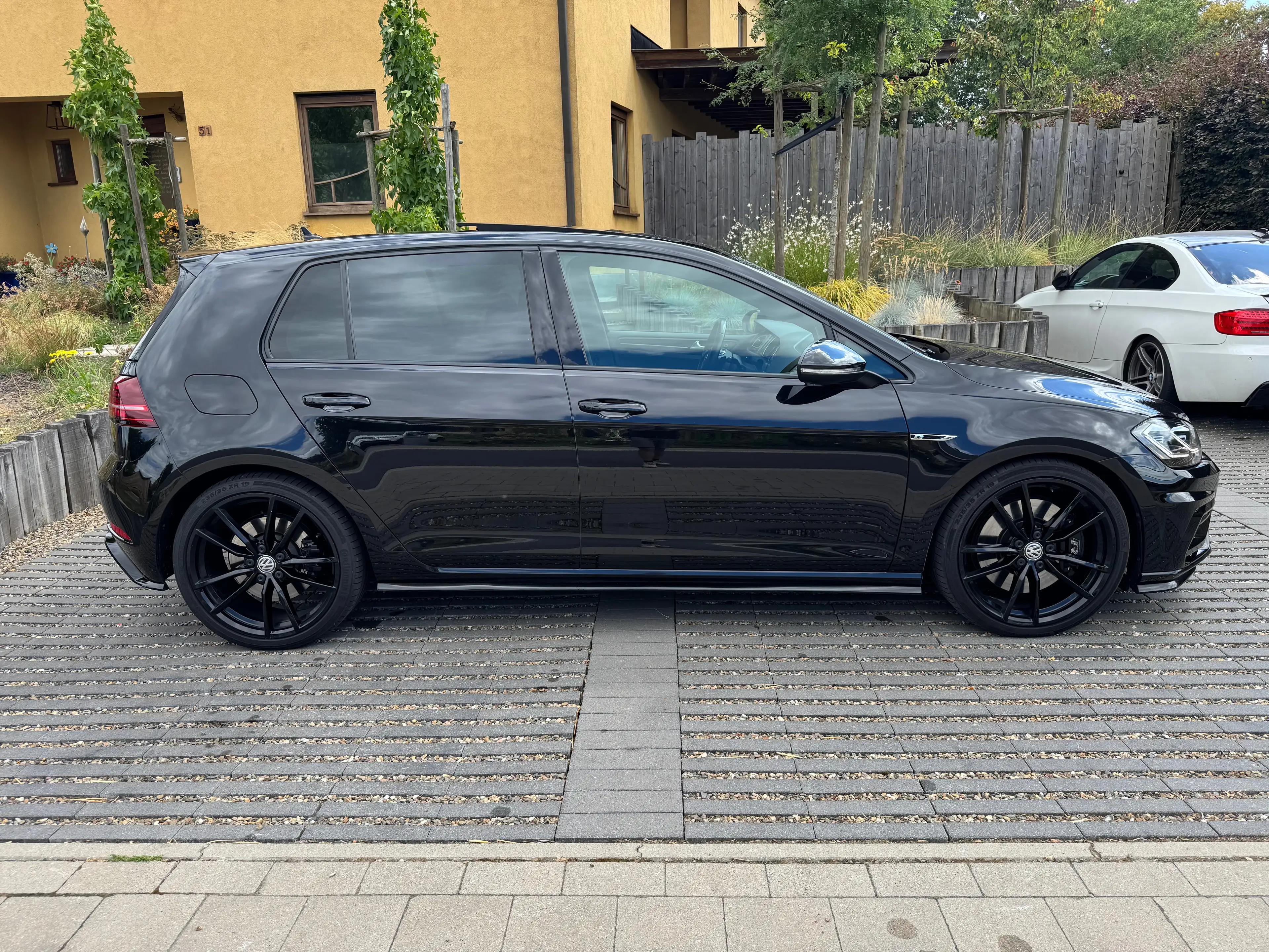 Volkswagen Golf R — photo 6