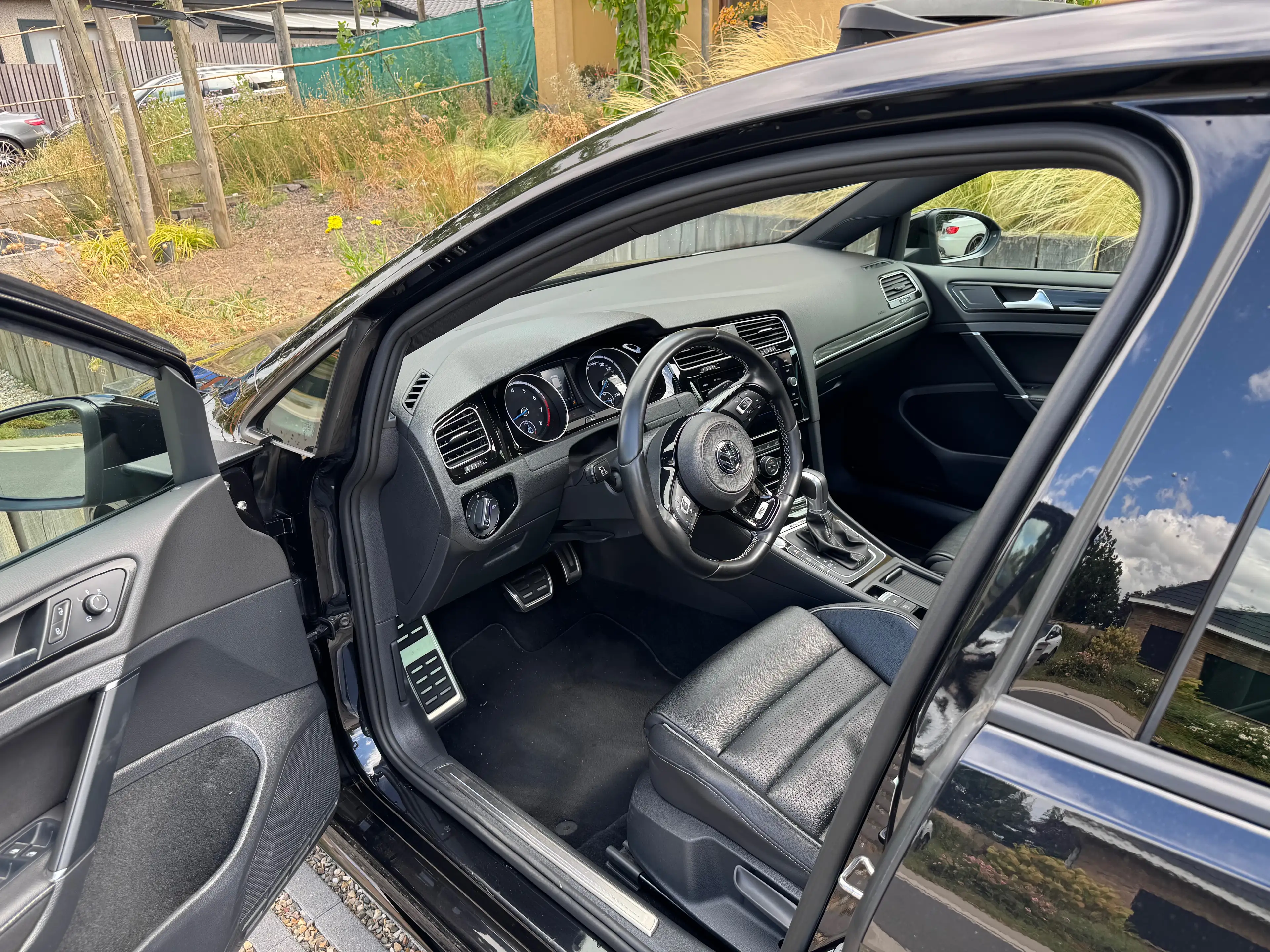 Volkswagen Golf R — photo 10