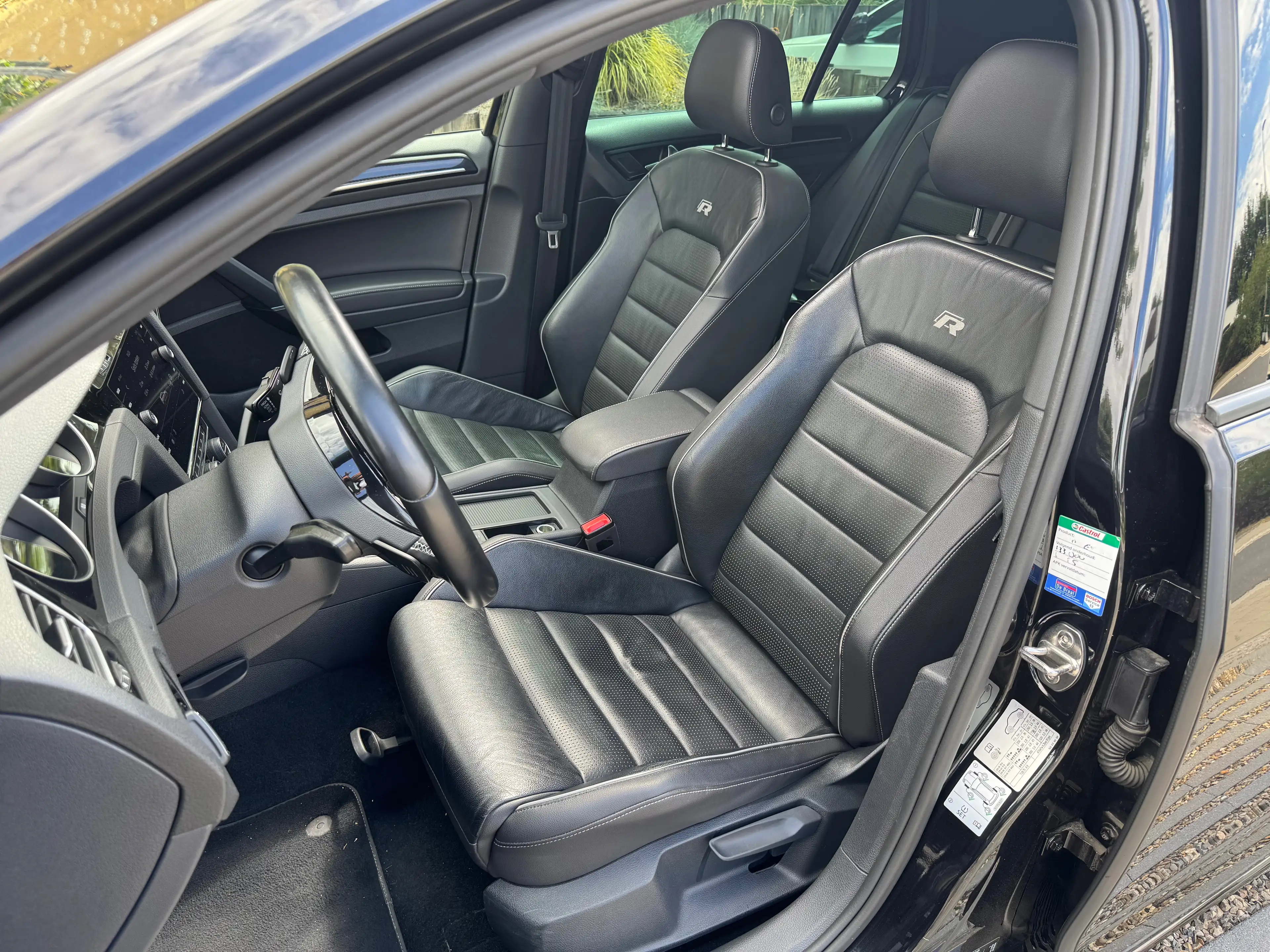 Volkswagen Golf R — photo 11