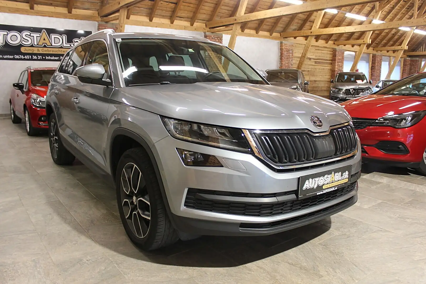 Skoda Kodiaq 2.0 TDI Style Limited 7-Sitzer-NAVI-LEDER-SITZH... Silber - 2