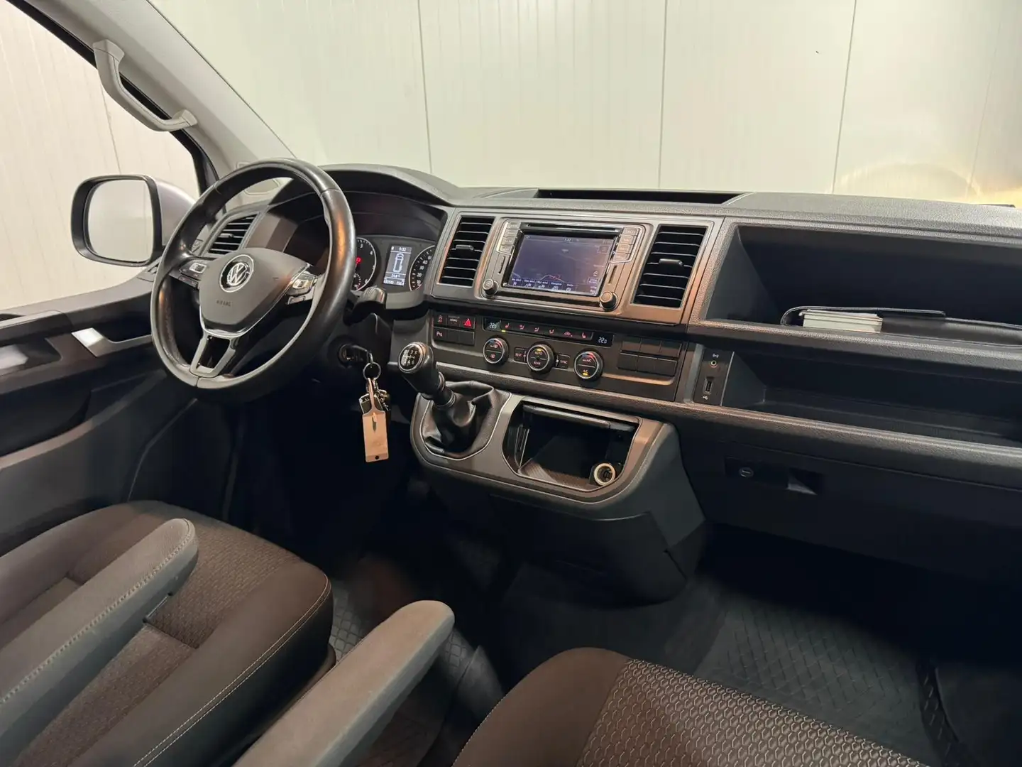 Volkswagen T6 Camper  2016 150 PK 4SLAAP/7ZITS/HEFDAK/CA Grijs - 2