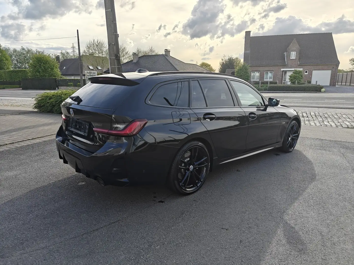 BMW 330 330e Touring LCI Aut. M-Pack FULL options Zwart - 1
