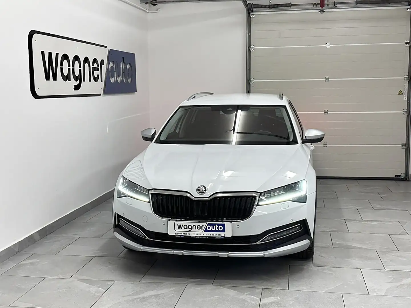 Skoda Superb Kombi 2,0 TDI 4x4 Scout DSG.Matrix LED/ACC/Navi... Weiß - 1