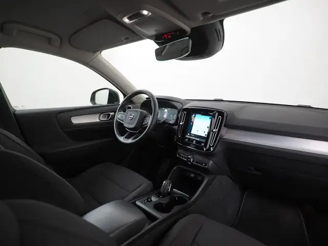 Volvo XC40 view 2