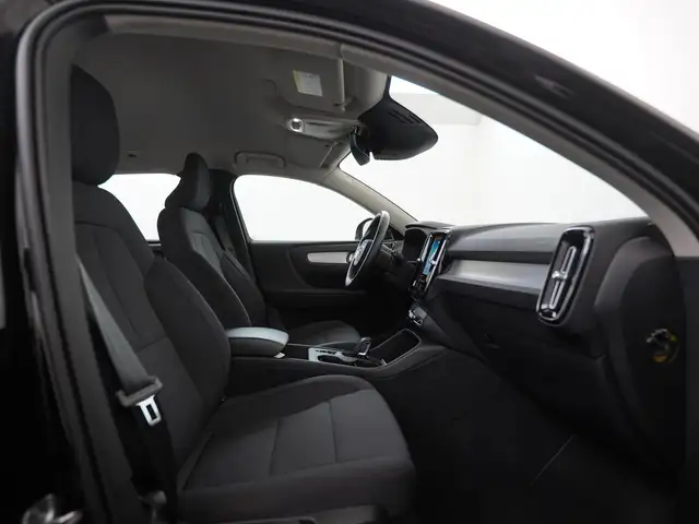 Volvo XC40 view 3
