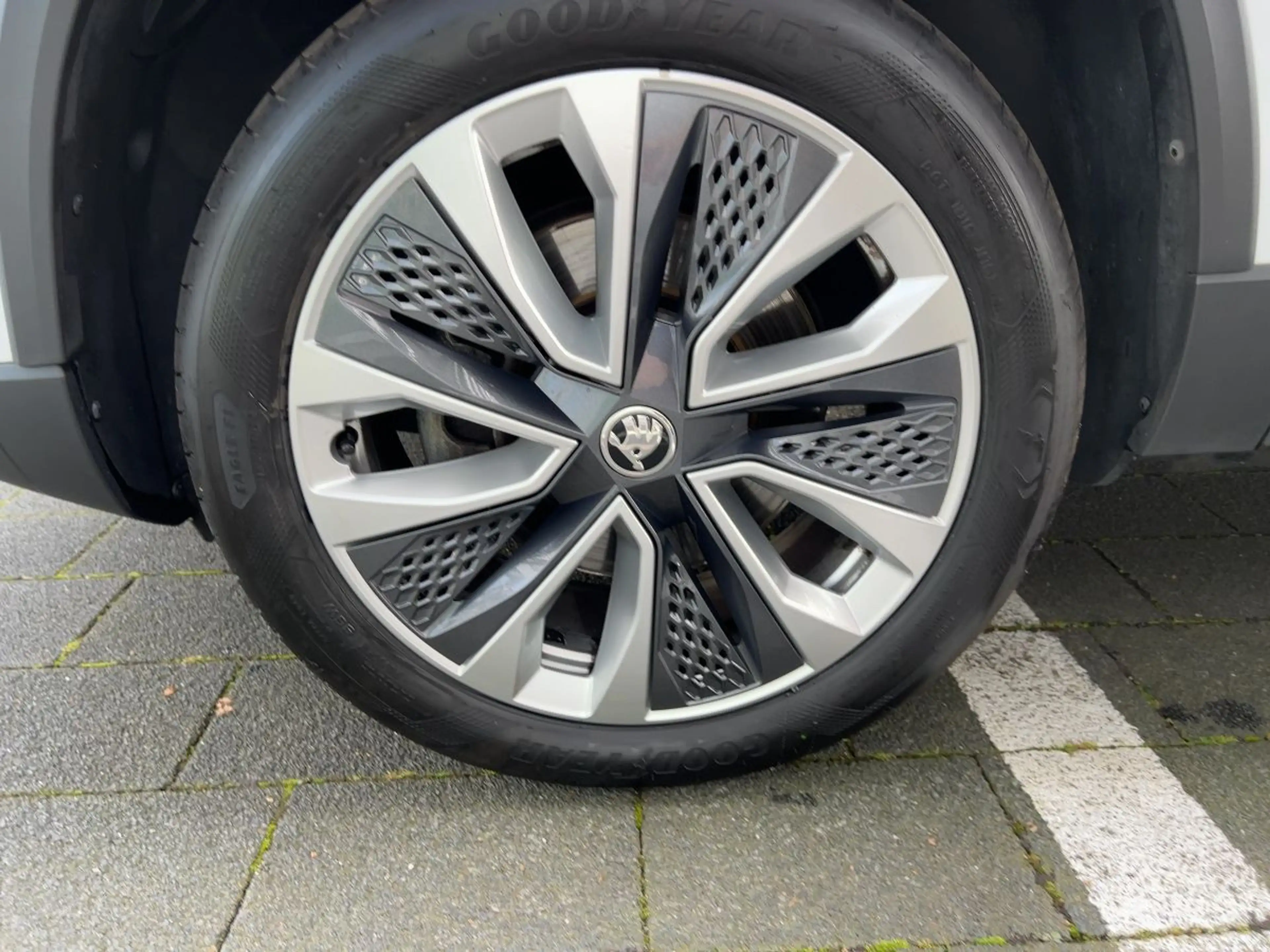 Skoda Karoq Selection 1.5 TSI DSG Navi Rückfahrkamera — photo 11