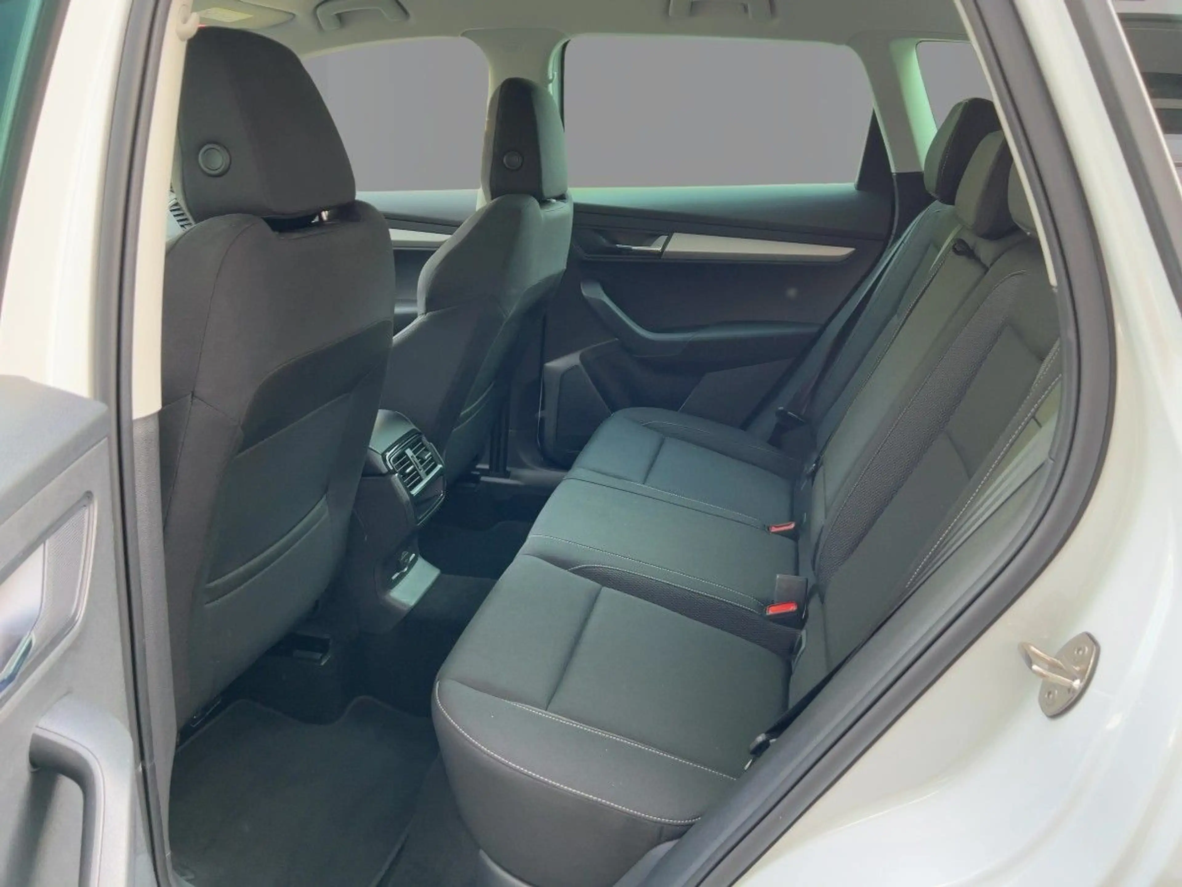 Skoda Karoq Selection 1.5 TSI DSG Navi Rückfahrkamera — photo 7