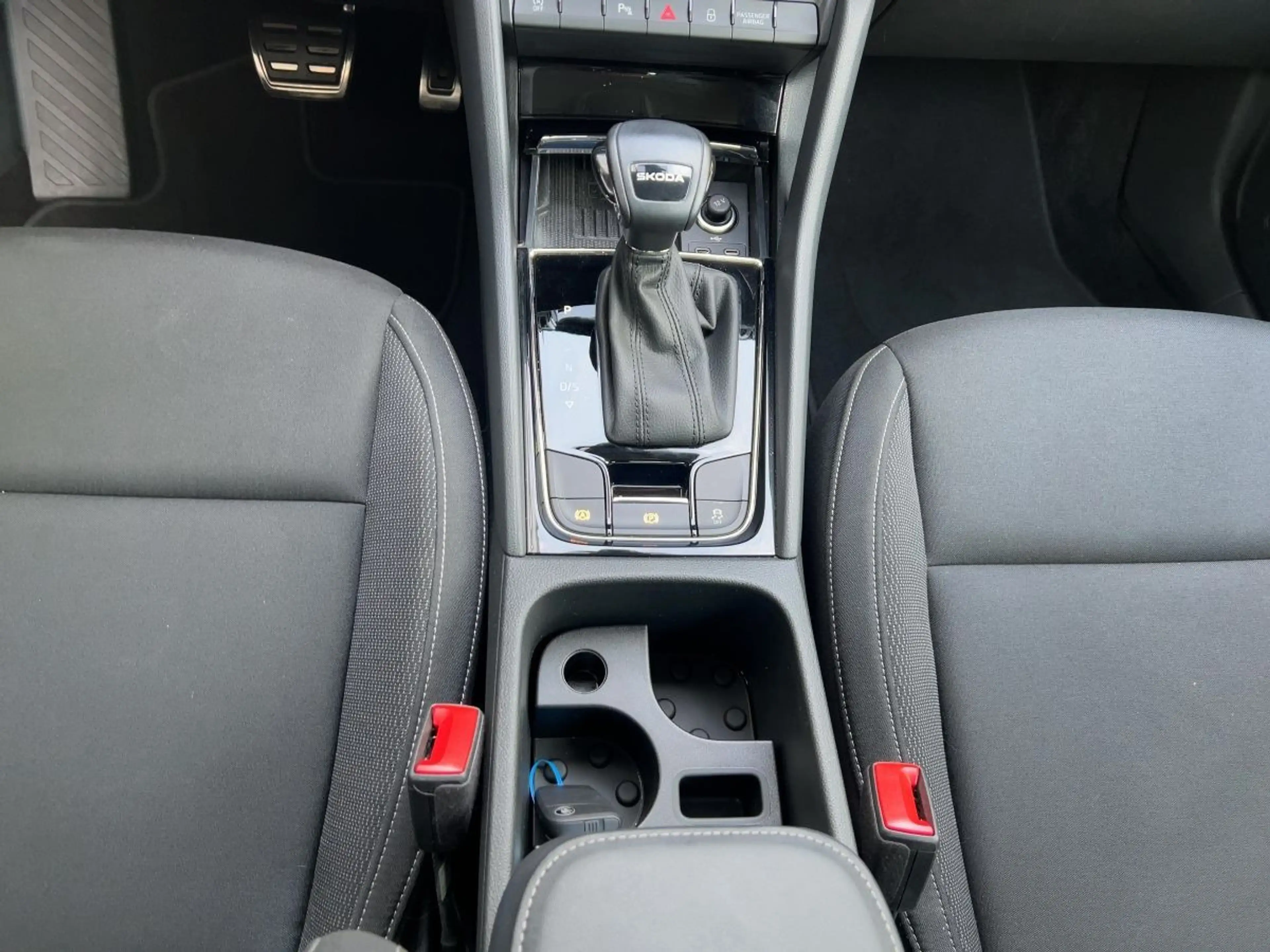 Skoda Karoq Selection 1.5 TSI DSG Navi Rückfahrkamera — photo 9
