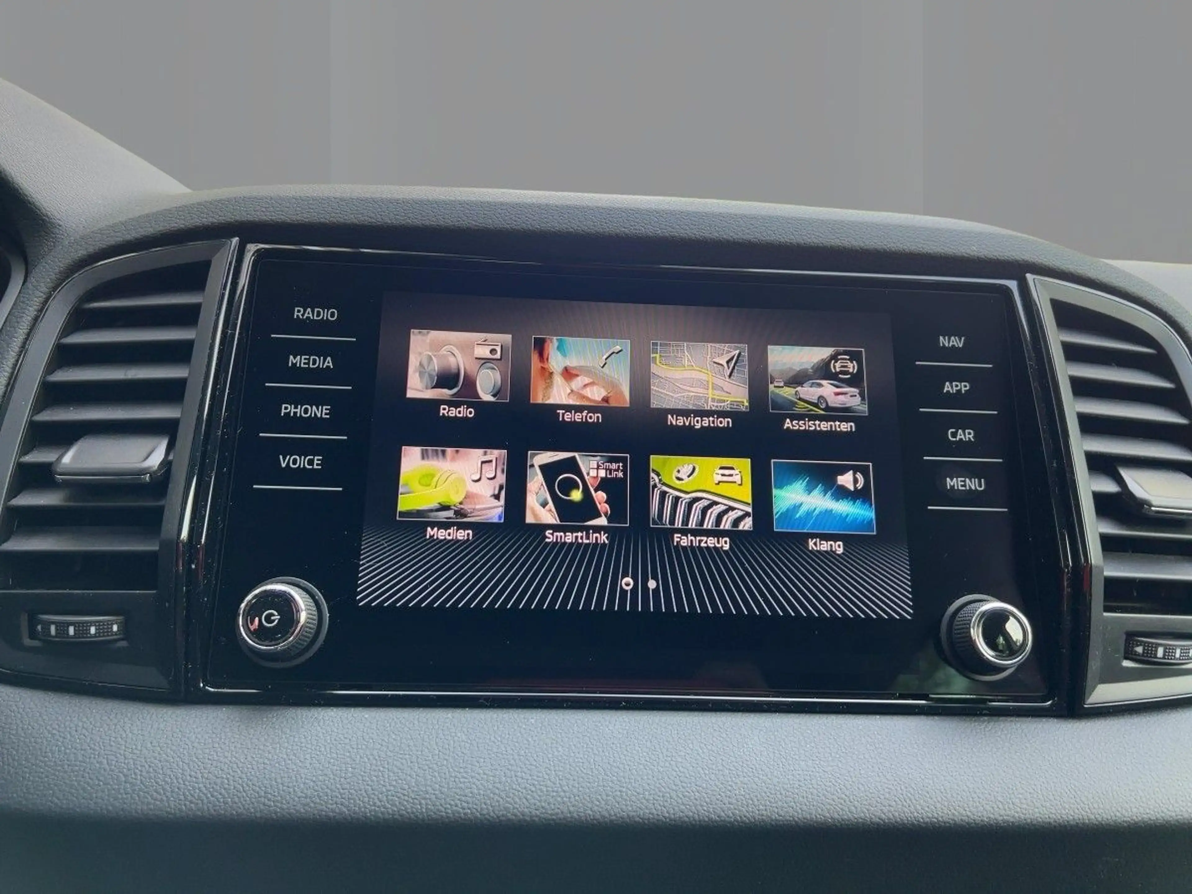 Skoda Karoq Selection 1.5 TSI DSG Navi Rückfahrkamera — photo 10