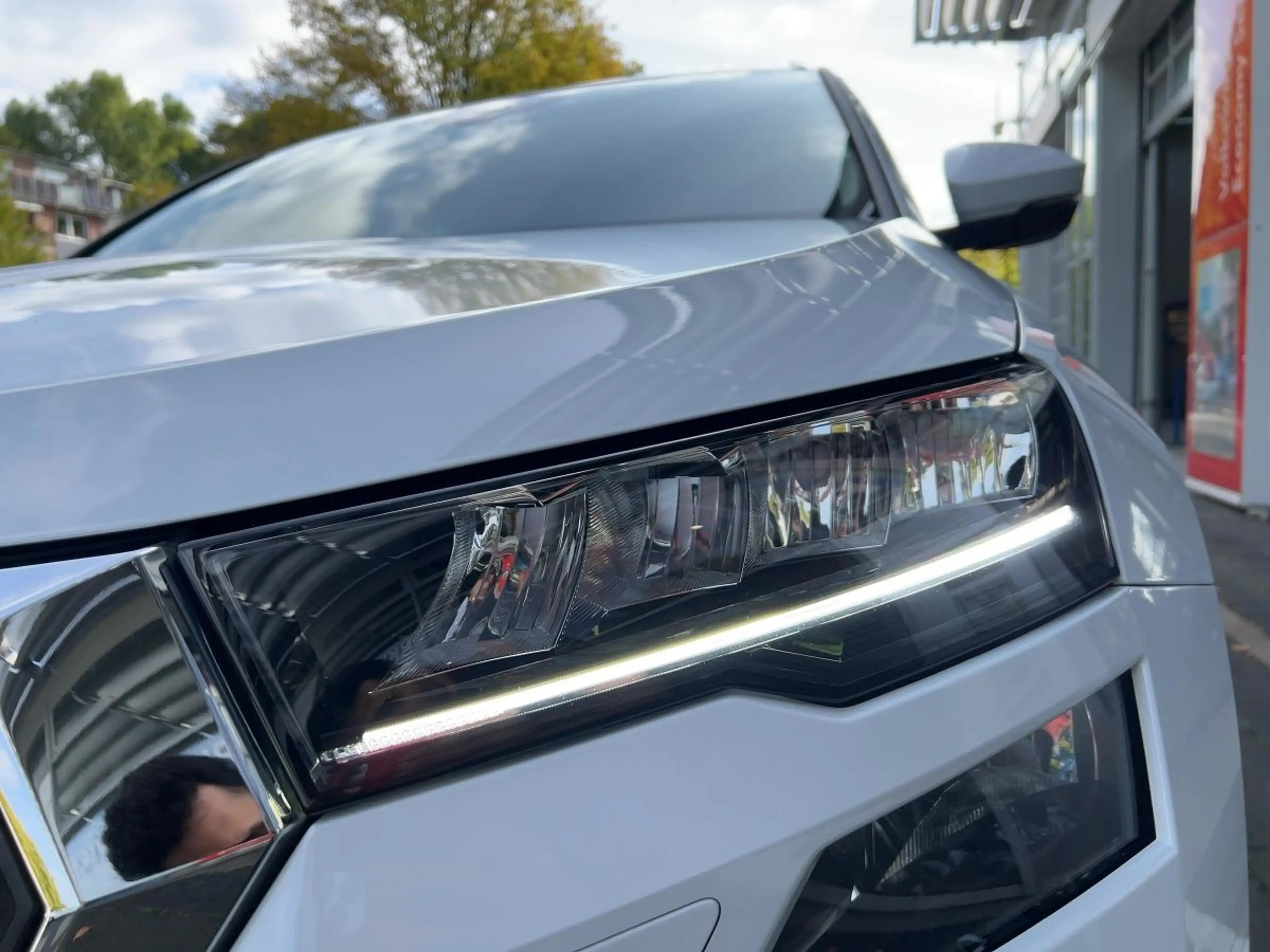 Skoda Karoq Selection 1.5 TSI DSG Navi Rückfahrkamera — photo 12