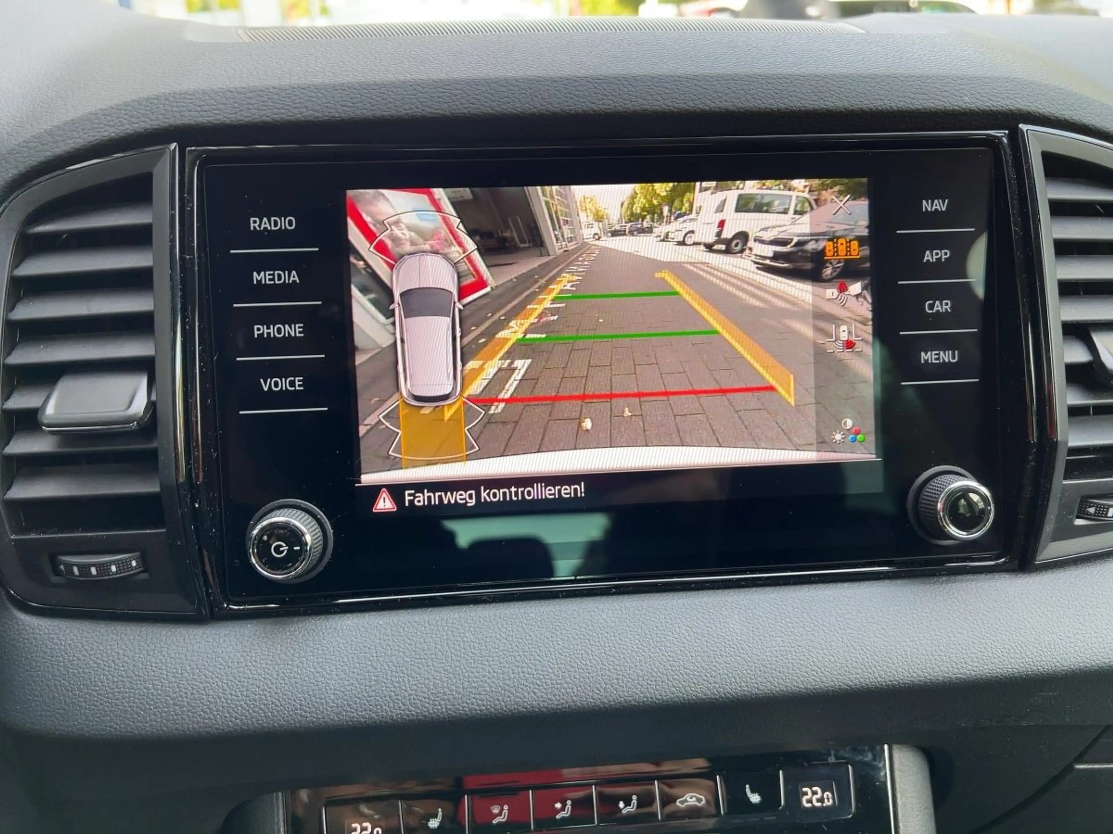 Skoda Karoq Selection 1.5 TSI DSG Navi Rückfahrkamera — photo 15