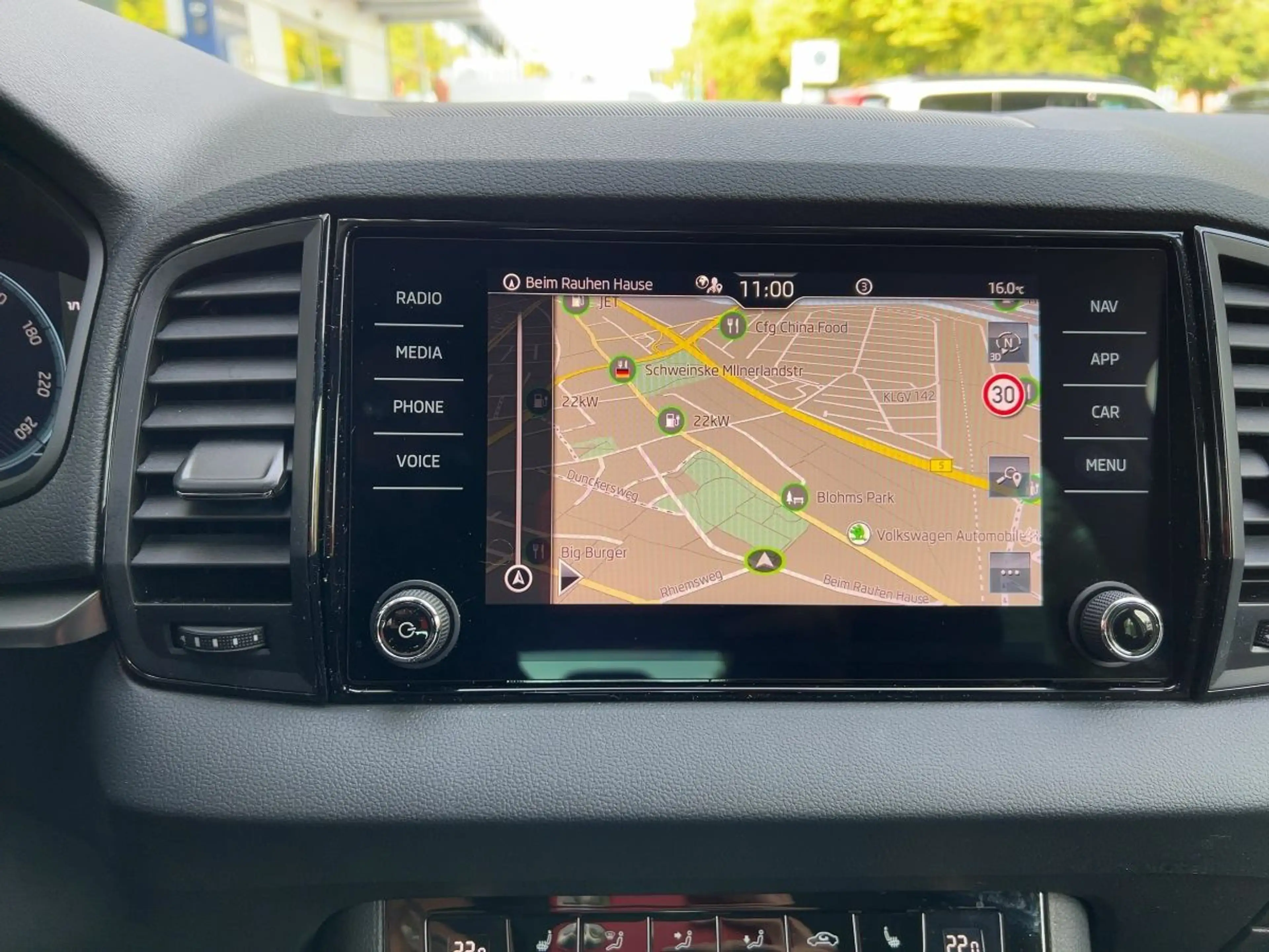 Skoda Karoq Selection 1.5 TSI DSG Navi Rückfahrkamera — photo 14