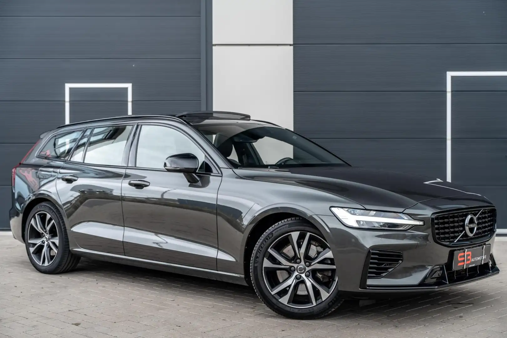 Volvo V60 2.0 T6 Recharge AWD R-Design Camera|Leder|PANO|VOL Grijs - 1