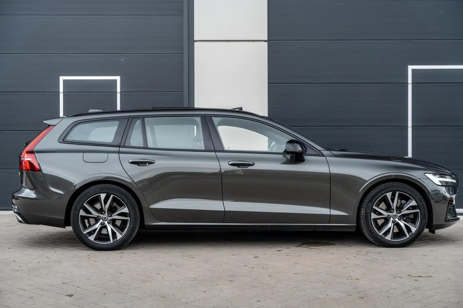 Volvo V60 2.0 T6 Recharge AWD R-Design Camera|Leder|PANO|VOL Grijs - 2