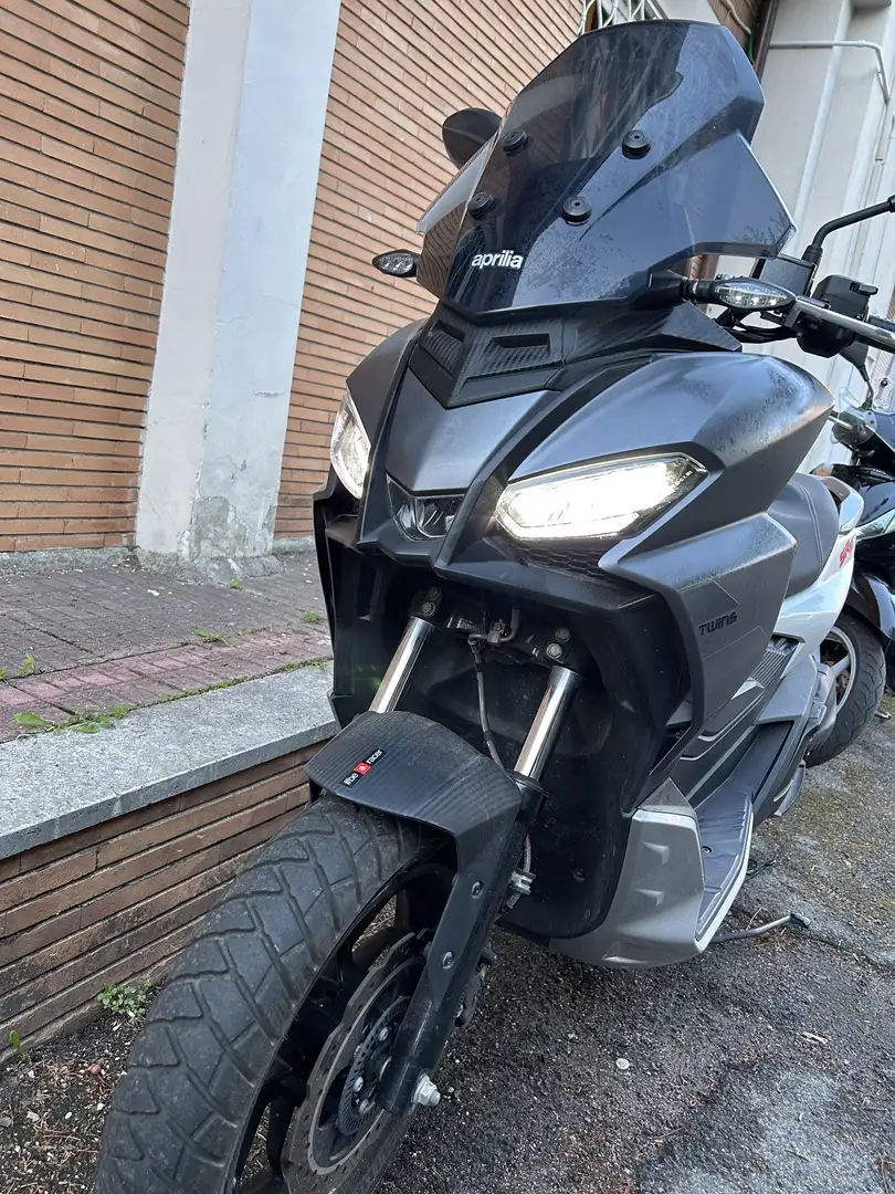 Aprilia SR GT 200 - 1