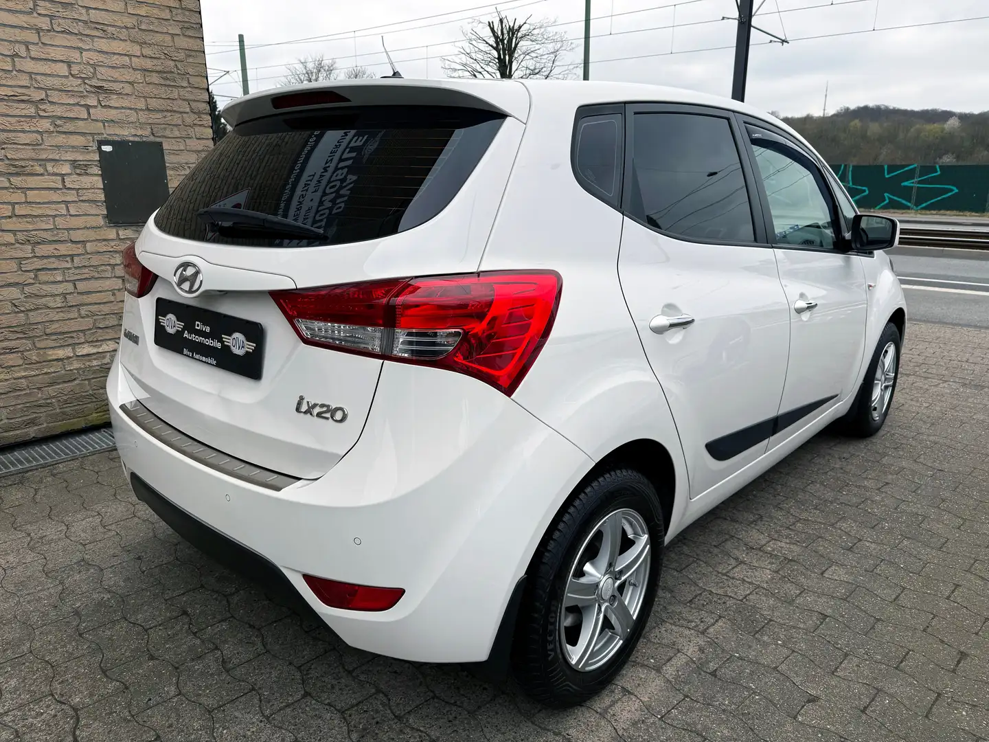 Hyundai iX20 1.6 FIFA world Cup Edition Automatik Weiß - 2