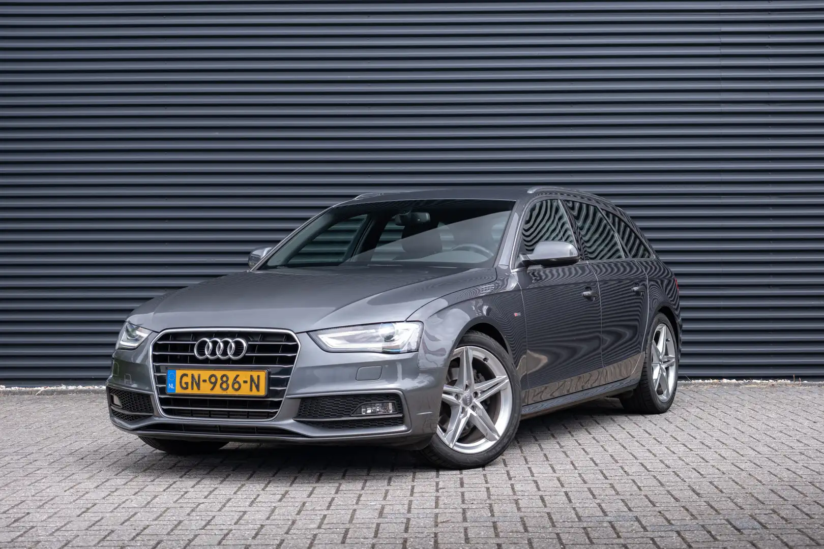 Audi A4 Avant 1.8 TFSI S Edition Grijs - 1