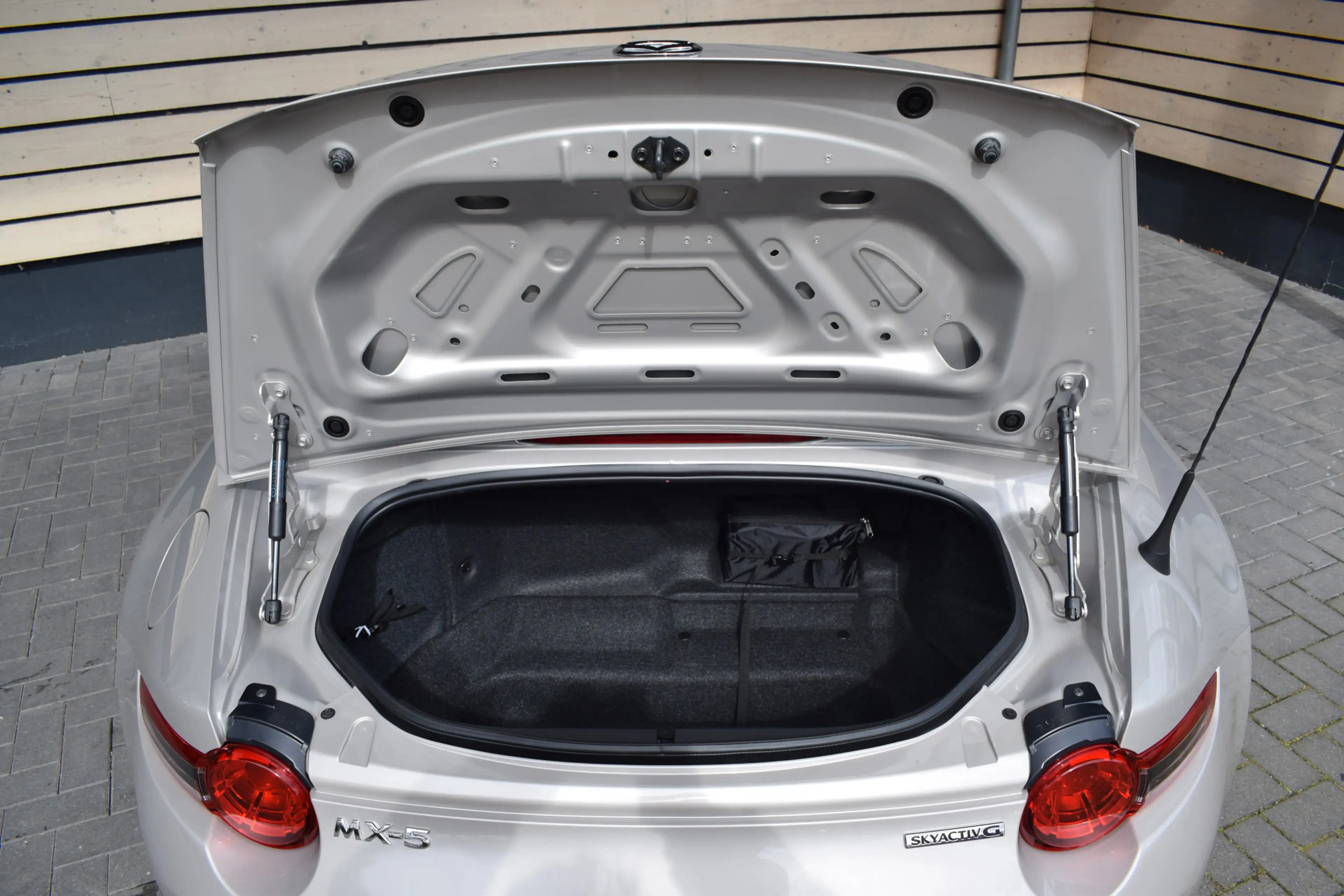 Mazda MX-5 2.0 SkyActiv-G 184 Kazari — photo 8