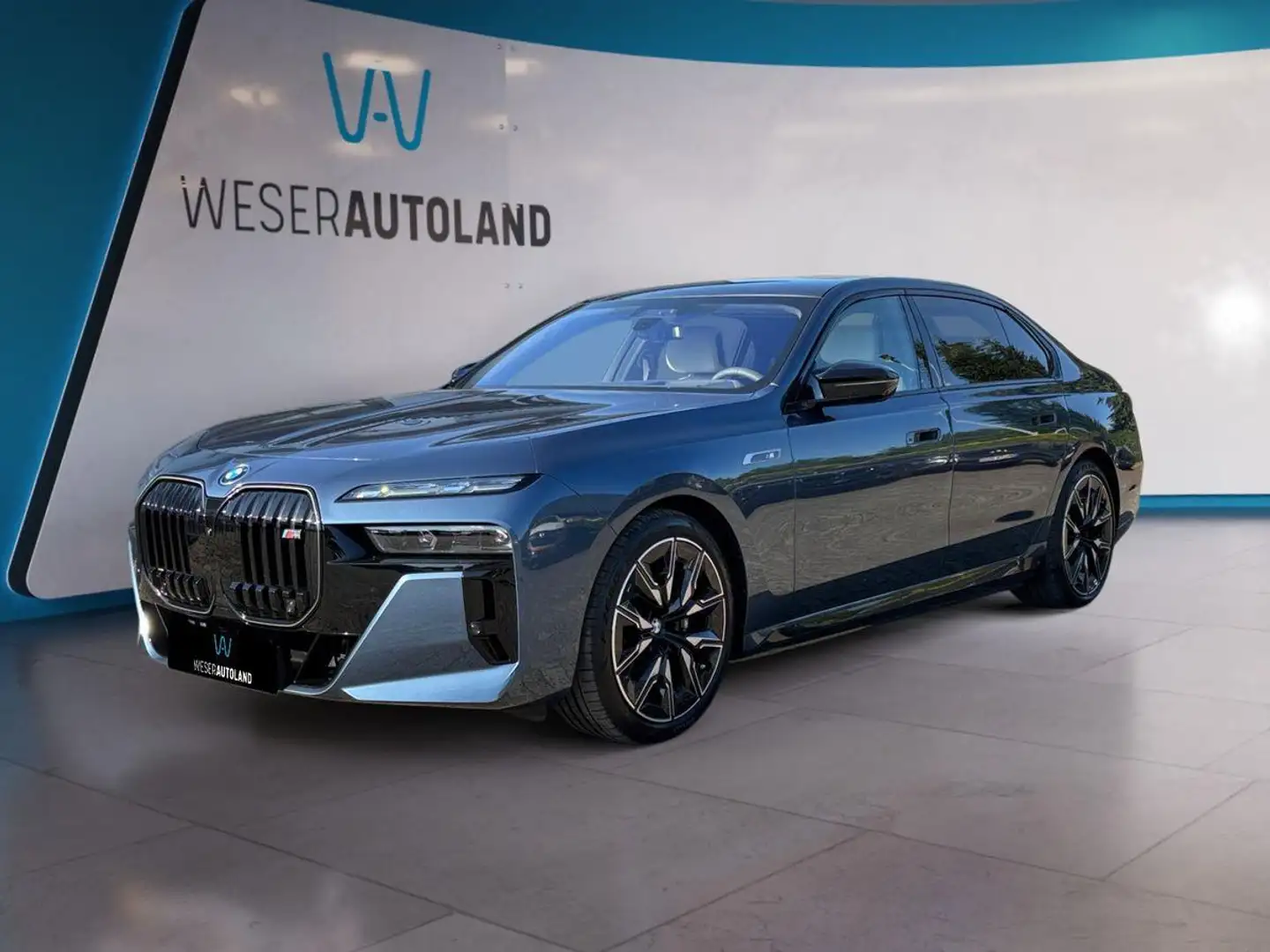 BMW i7 xDrive M70 THEATRE EXECUTIVE LOUNGE B&W SKY - 1